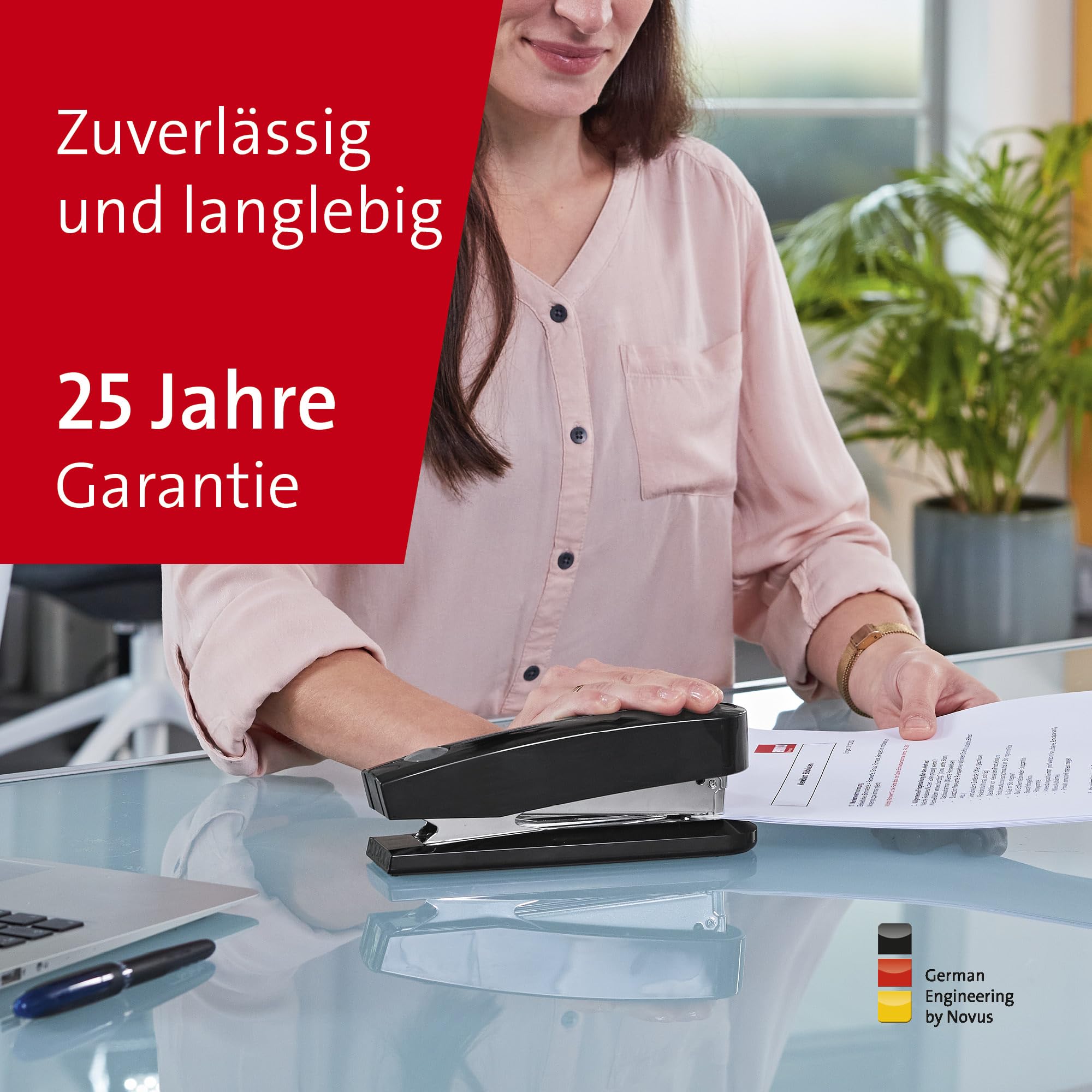 Novus B 7A Komfort Heftgerät (30 Blatt Heftleistung, Automatik-Funktion, inkl. 200 Klammern) schwarz glänzend