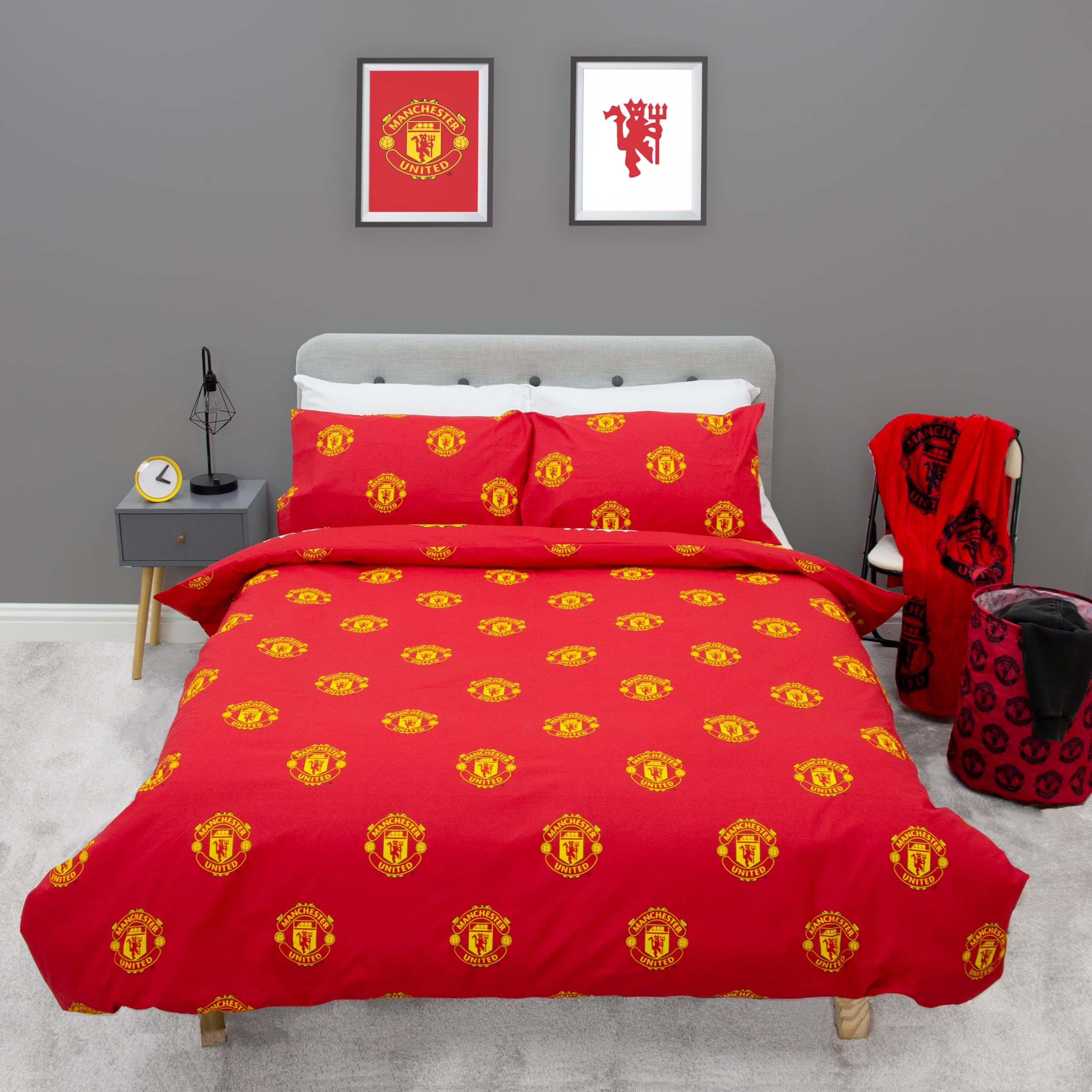 Offizielles Doppelbettbezug-Set von Manchester United FC, Patch-Design | Roter, wendbarer, zweiseitiger Fußball-Bettbezug, offizielles Merchandise, inklusive passender Kissenbezüge