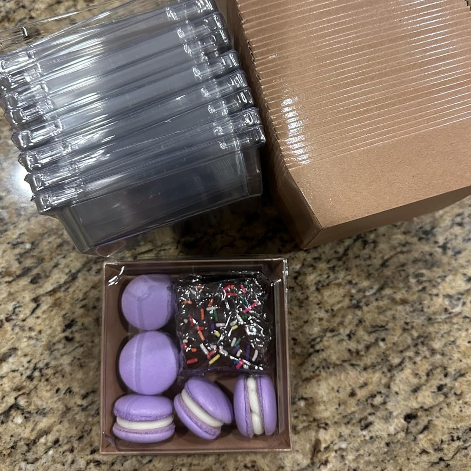 100 cajas cuadradas de papel kraft para tartas de 13,5 x 12,5 x 6 cm, con tapas transparentes de plástico, cajas de postre marrones para cupcakes, sándwiches, galletas