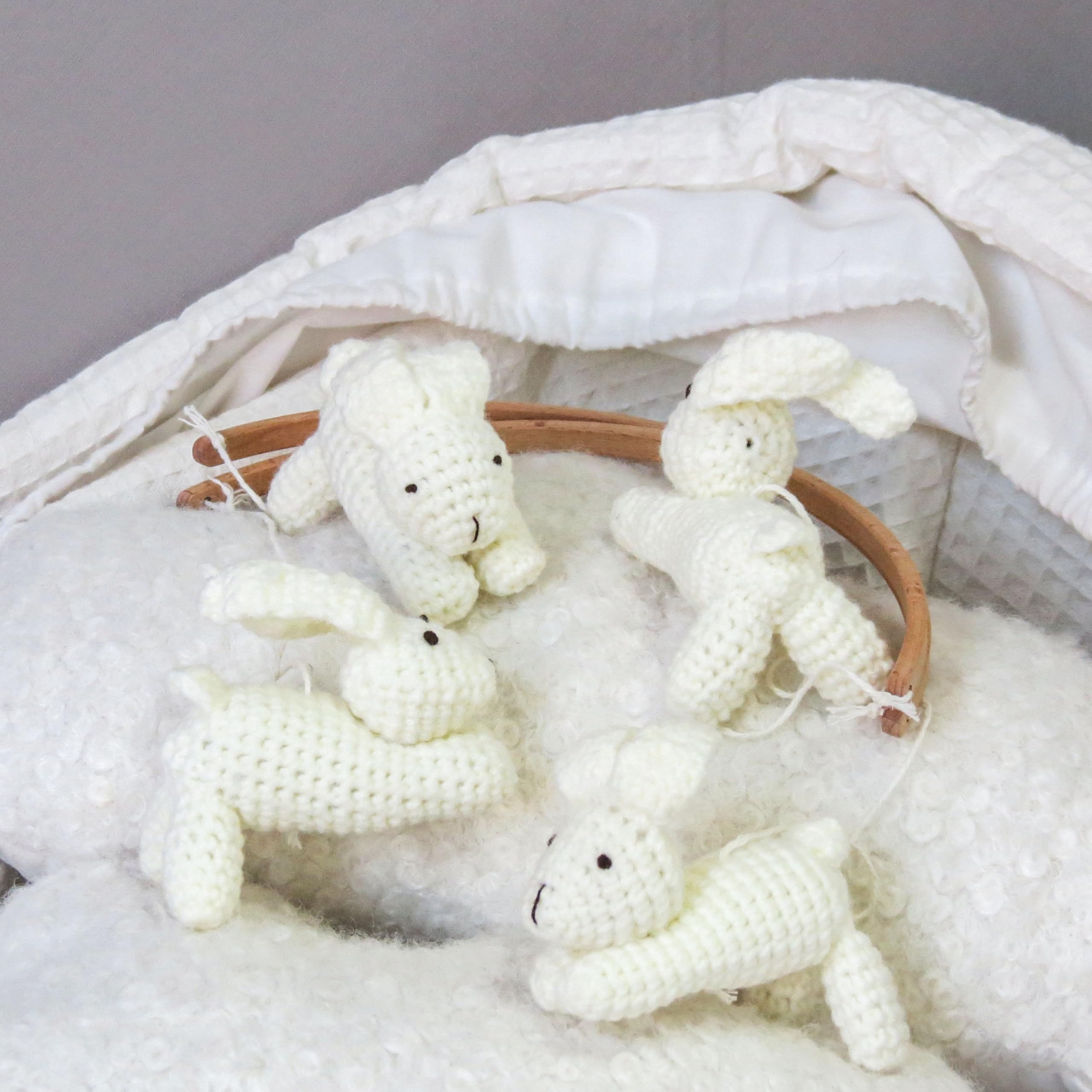 Móvil bohemio para cuna de bebé para niños y niñas, decoración neutra para guardería con conejitos y conejos hechos a mano, móvil colgante de madera para moisés, decoración de dormitorio con temática