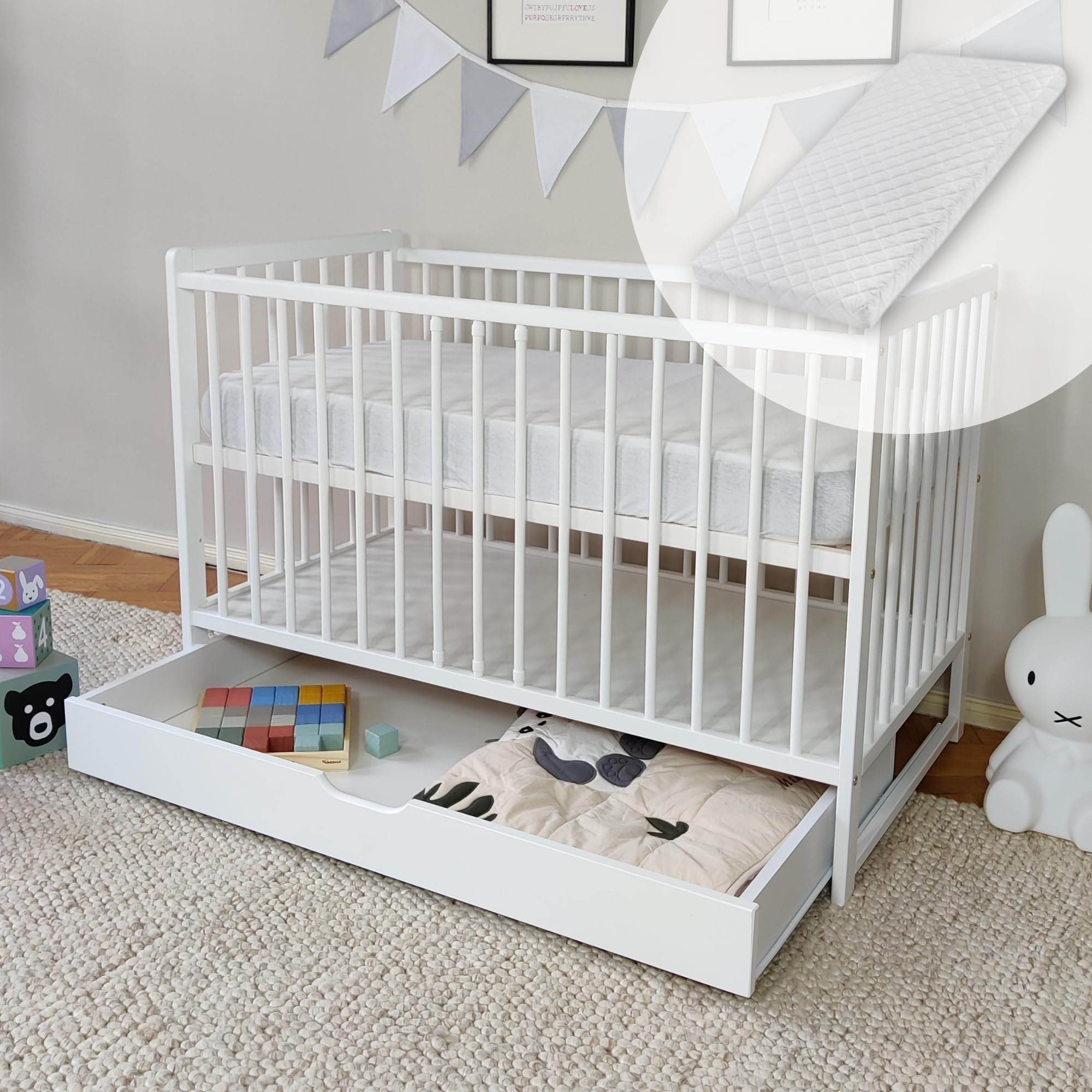 Babybett 60x120 cm – Gitterbett Komplett-Set mit Matratze, mitwachsend, höhenverstellbarer Lattenrost, Schublade, aus Kiefernholz (weiß)