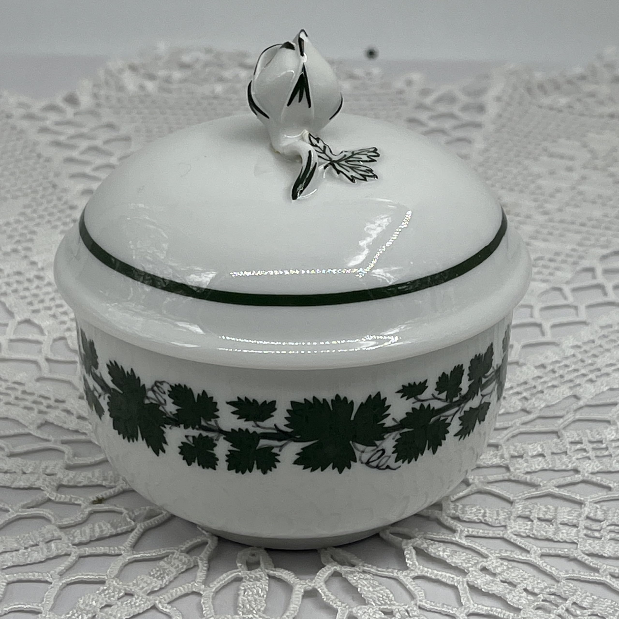 Generisch Sucrier en porcelaine motif feuilles de vigne avec couvercle avec bord blanc fabriqué et peint à la main en Meissen 5 cm de haut et 8 cm de large
