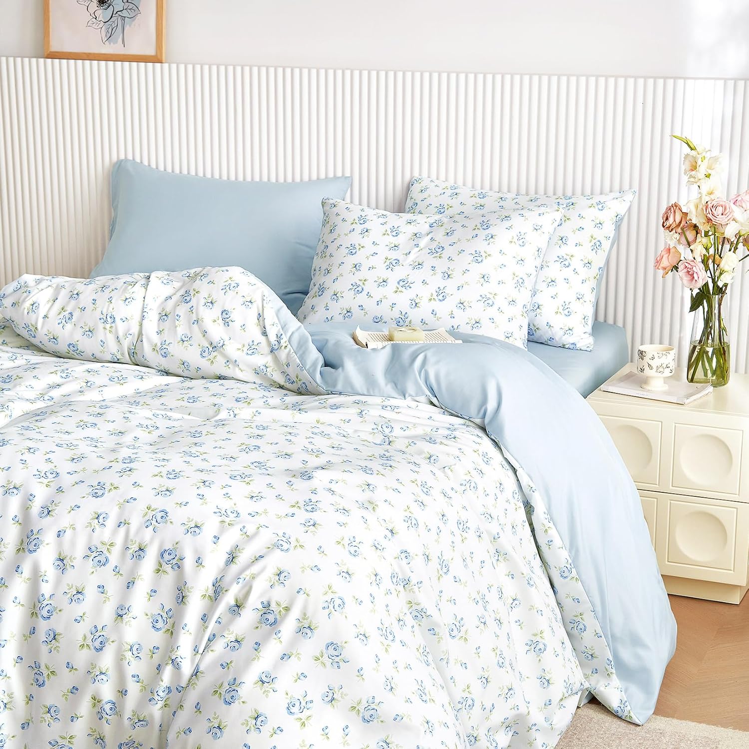 Wake In Cloud - Floral Comforter Set, Coquette Cottagecore Aesthetic Flower Shabby Chic Pattern for Women Teen Girls, Soft Lightweight Bedding, 3 Pieces, White Blue, Queen Size Queen White Blue