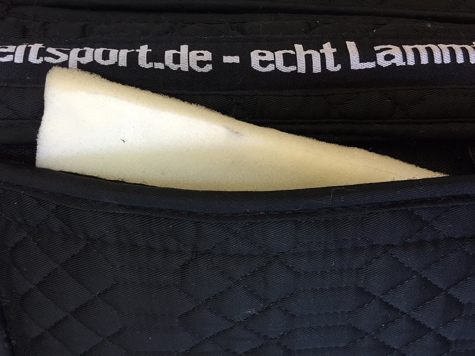 Engel Reitsport Korekta skóra jagnięca poduszka pod siodło wyściełana podkładka pod siodełko z futrzanym brzegiem z przodu SAKIS1AP-L-SCH-MED materiał czarny futro med.