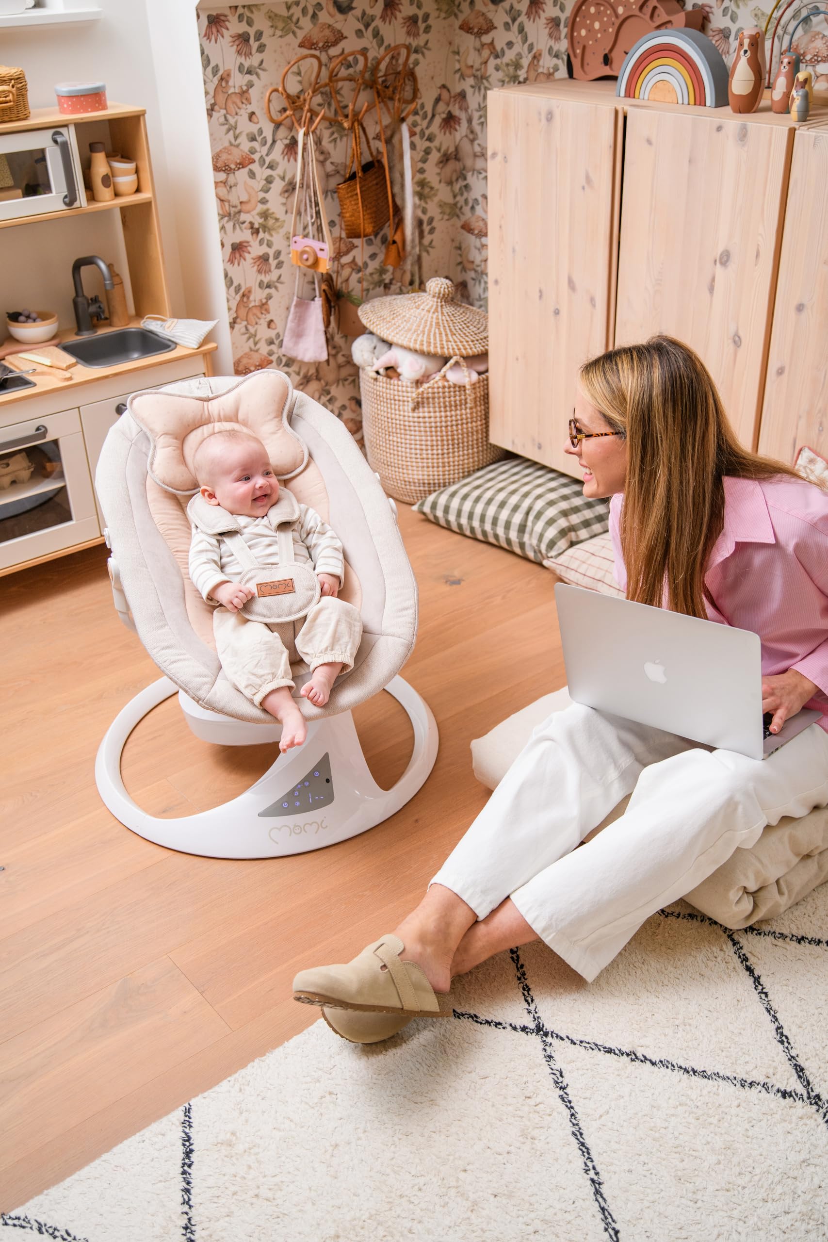Balancelle MoMi Pearl 9 kg, siège 360°, LED, Bluetooth, télécommande, piles ou secteur, câble USB, harnais 5 points, arche avec jouets