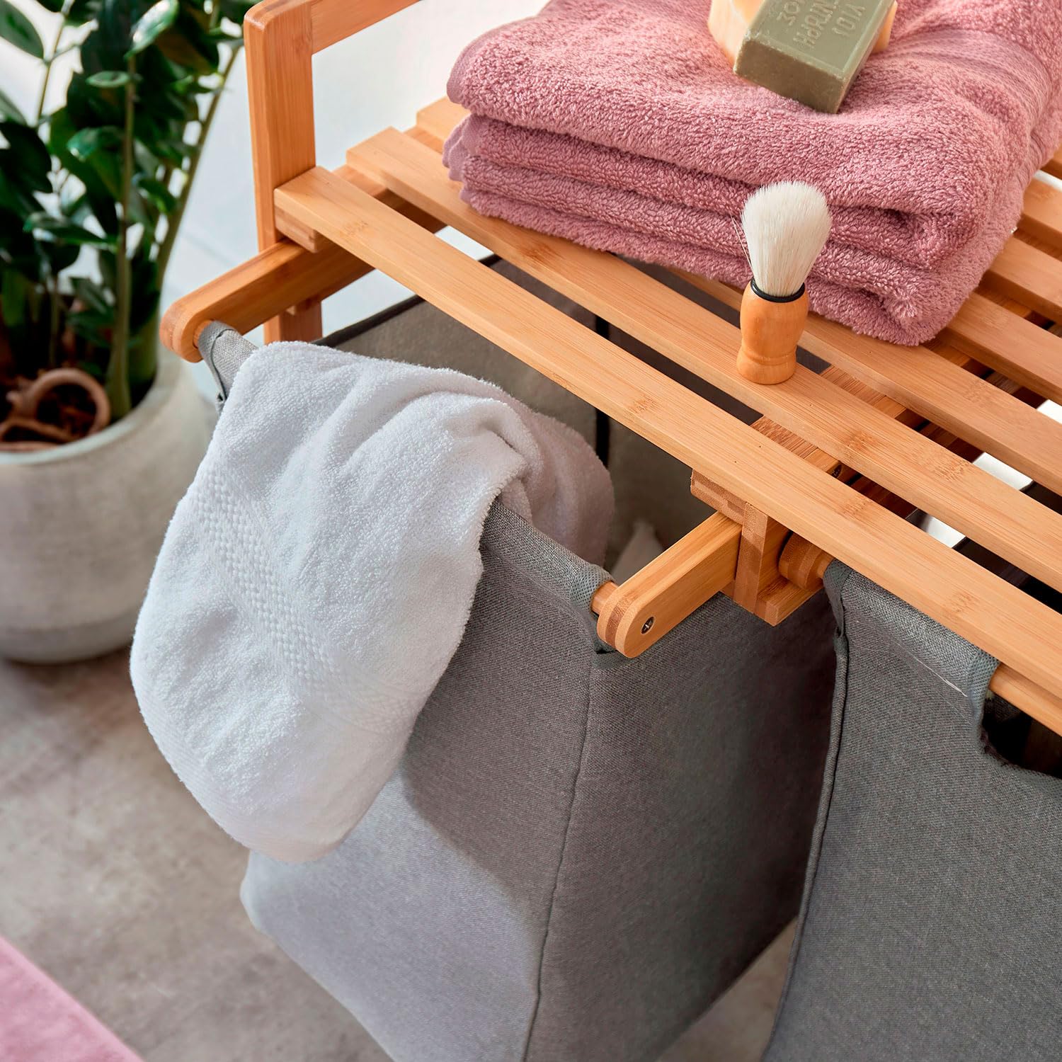 Lumaland Bamboe wasmand met 2 uittrekbare waszakken | Afmetingen: ca. 73 cm hoog x 64 cm breed x 33 cm diep, kleur: roze Lumaland Bamboe wasmand met 2 uittrekbare waszakken | Afmetingen: ca. 73 cm hoog x 64 cm breed x 33 cm diep, kleur: roze