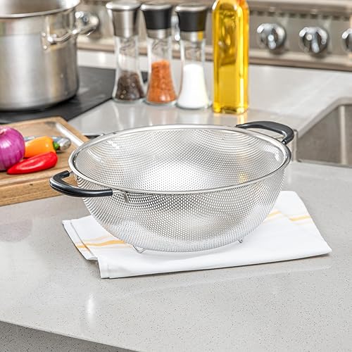 Miniatura 3 de Restaurantware Colador de malla de acero inoxidable de 5 cuartos de galón apto para lavavajillas con asas de agarre suave, cesta coladora de cocina