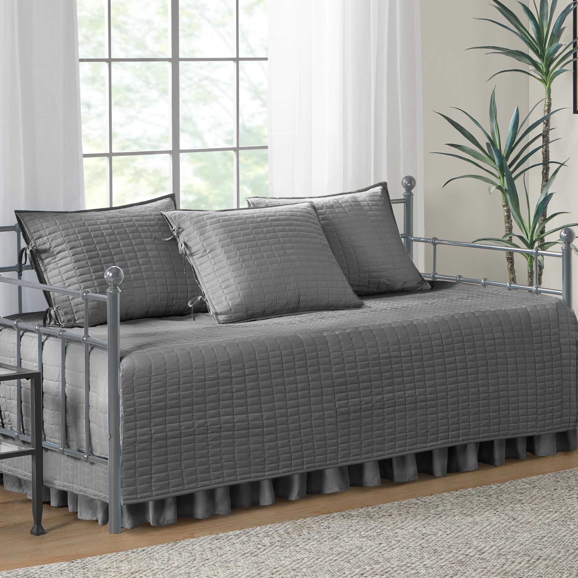 Comfort Spaces Daybed Örtüsü - Lüks Çift Taraflı - Kapitone, Yatak Eteği ile Tüm Sezon Rahat Yatak, Uyumlu Şemsiyeler, 75'x39' Kömür Grisi 5 Parça