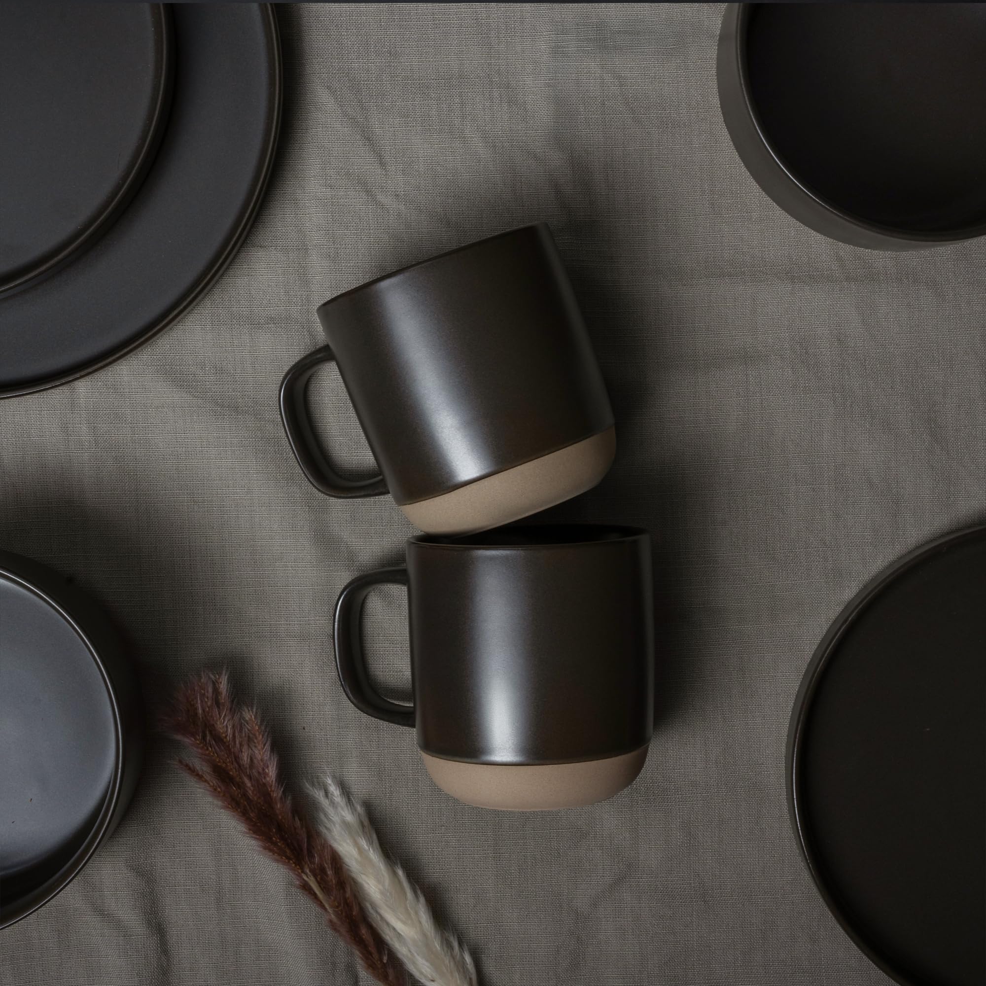 MIAMIO – Kaffeetassen Set 4er / Kaffee Becher Keramik (500 ml) für Kaffee, Cappuccino, Latte Macchiato, Tee, Espresso/Spülmaschinen- und mikrowellengeeignet – Sierra Kollektion (Dunkel, Becher (4x))