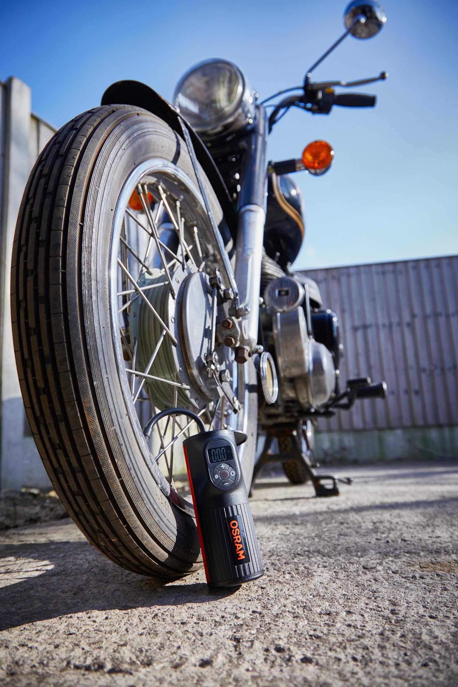 OSRAM TYREinflate 2000, kompakte wiederaufladbare Reifenpumpe mit LED Licht, tragbarer Kompressor für Reifen, Stromanschluss via USB, Reifenbefüllung in 2 Minuten