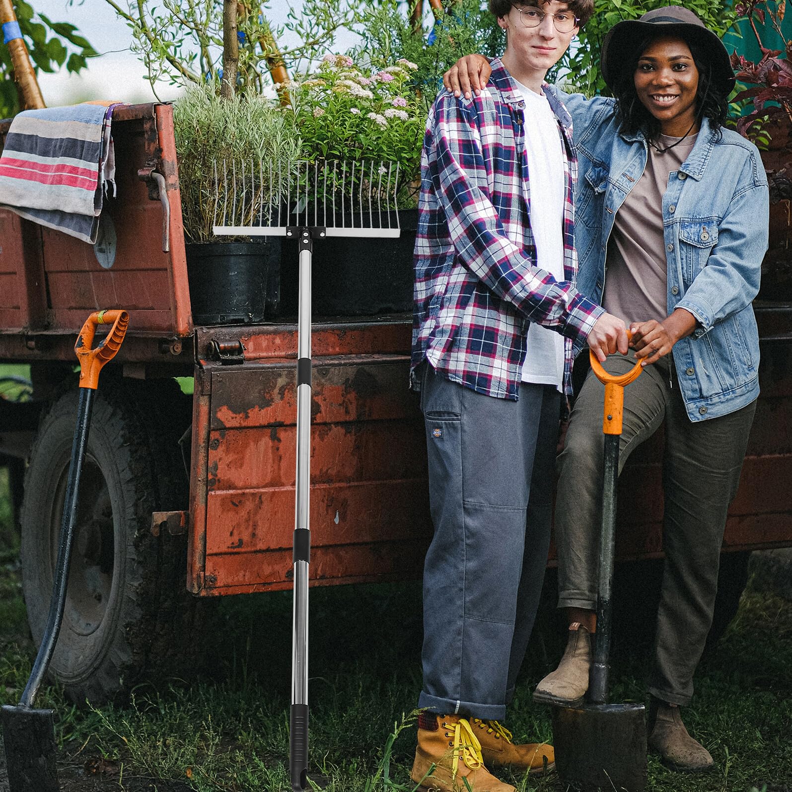 Rastrillo de Jardín con Mango Ajustable de Acero Inoxidable Herramienta Resistente para Nivelar Suelo Recoger y Escarificar Césped para Mantenimiento y Jardinería Profesional