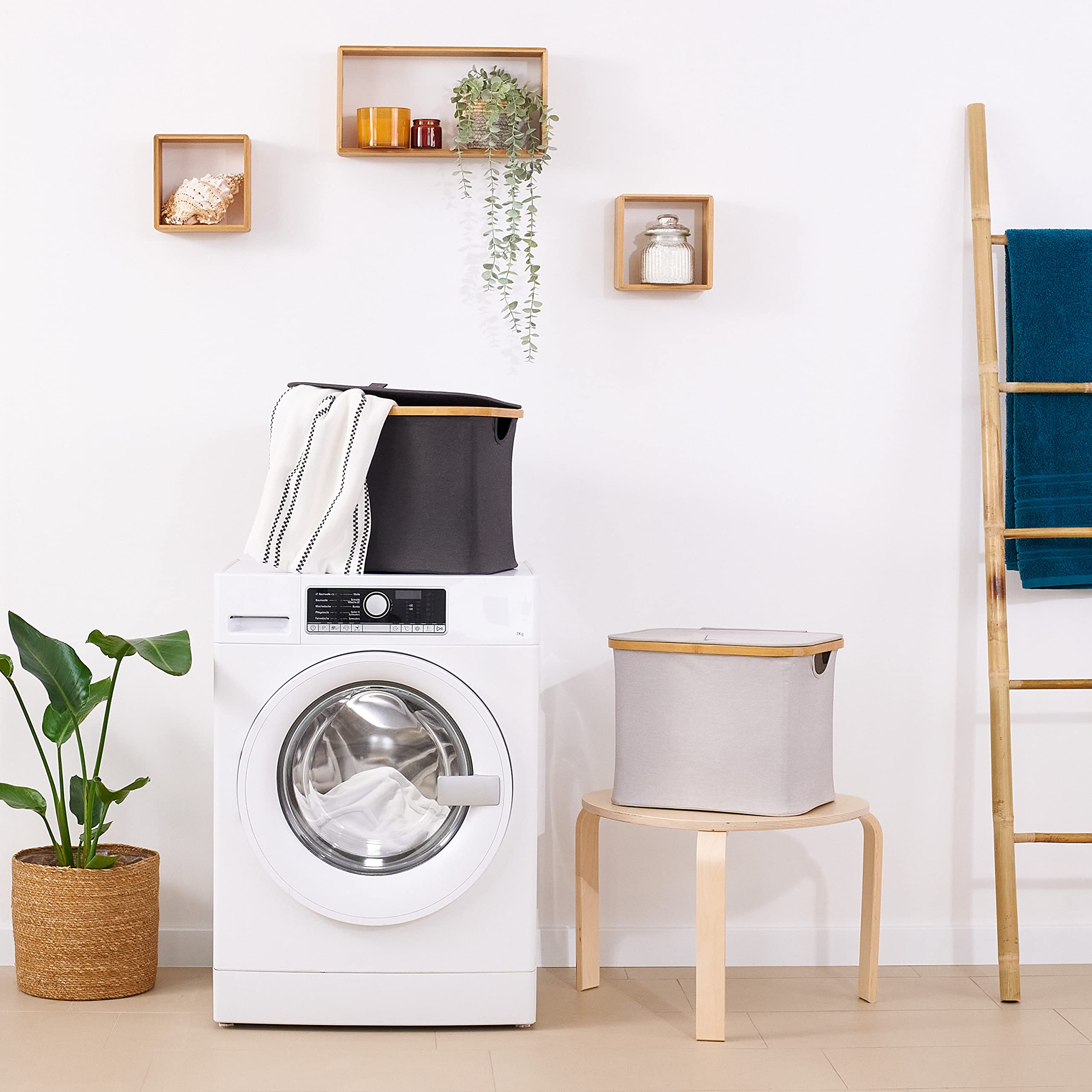 Gros plan sur le panier à linge HENNEZ Kallax, montrant le tissu, les poignées en bambou et le couvercle pliable.