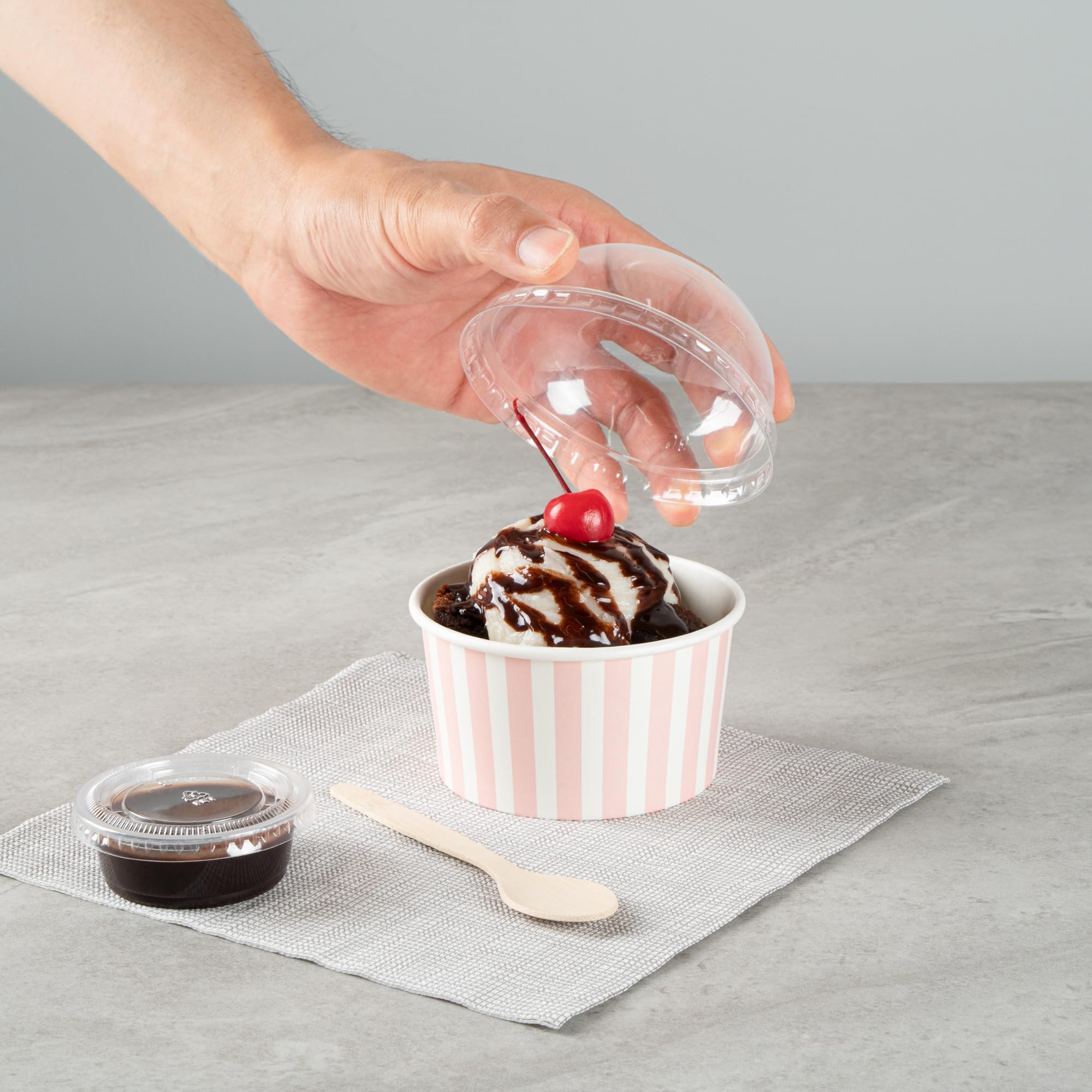 Restaurantware Coppetta - Vasos de postre de 8 onzas, 50 vasos desechables para helado, tapas se venden por separado, cuencos de papel FroYo resistentes, color rosa y blanco, para alimentos fríos y