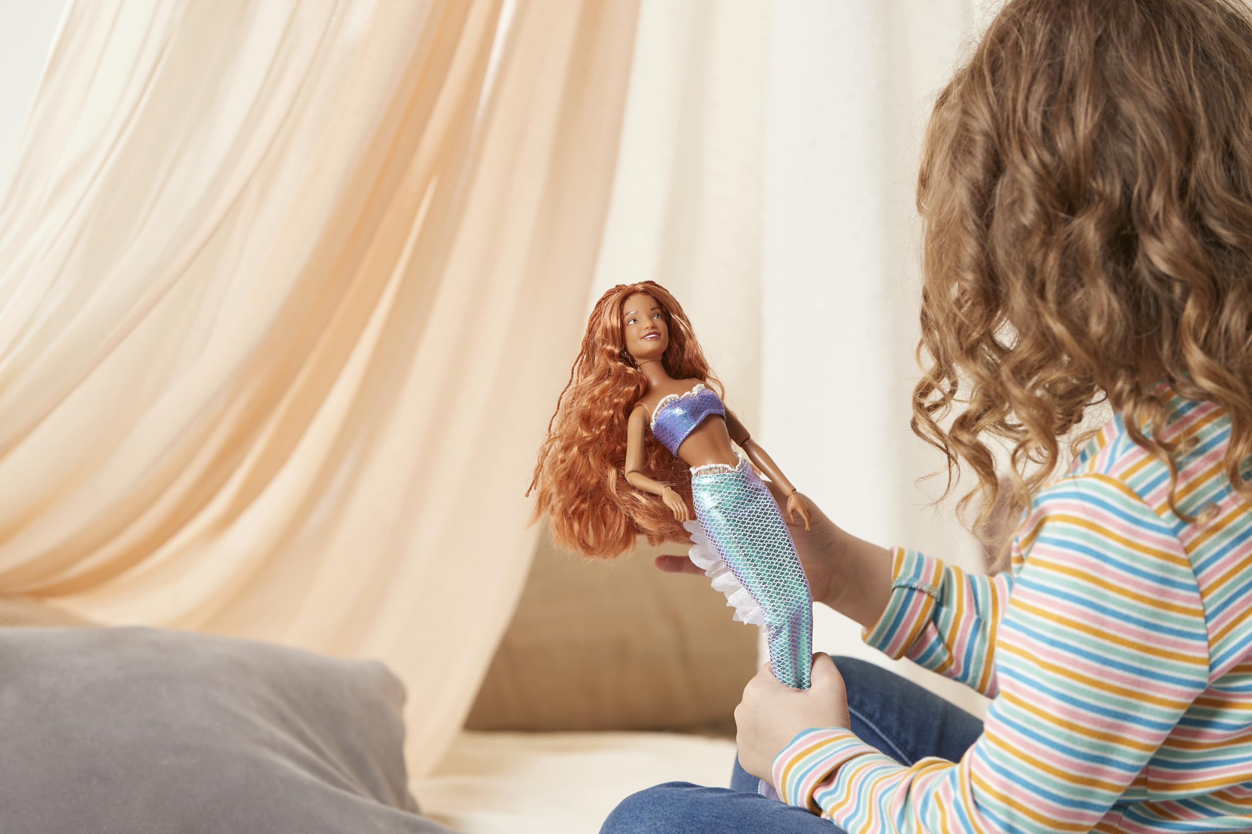 Disney Store Bambola Ufficiale per Bambini Ariel Che Canta, La Sirenetta, 33 cm, la Principessa del Mare con Gambe e Braccia mobili e Capelli realistici - per Bambini dai 3 Anni in su