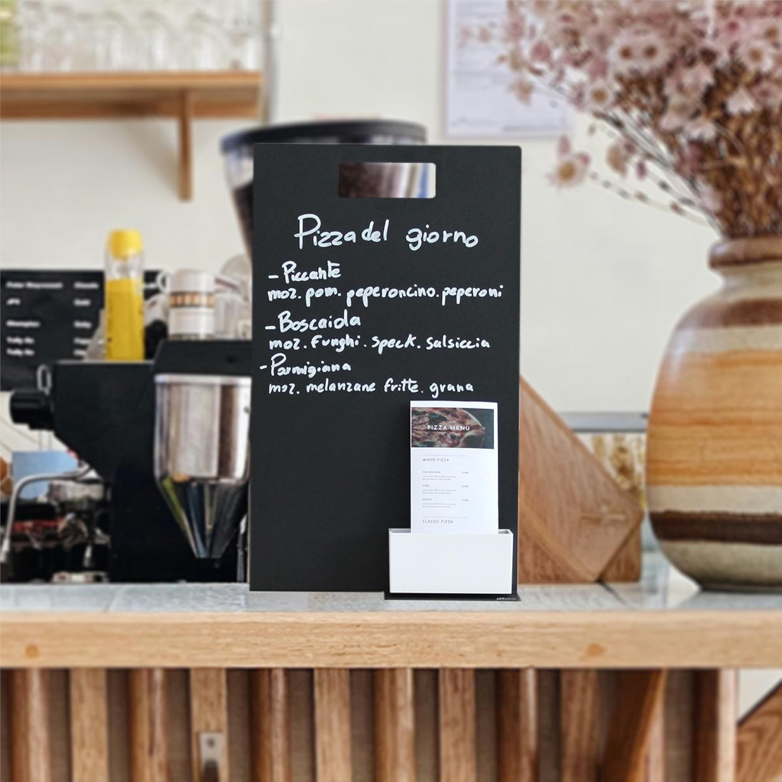 KalaMitica - Pizarra magnética de mesa formato A3 - 30 x 50 cm - Pizarra negra de doble cara, se puede escribir y borrar - Expositor de mostrador, porta menús para restaurante, bar, tienda