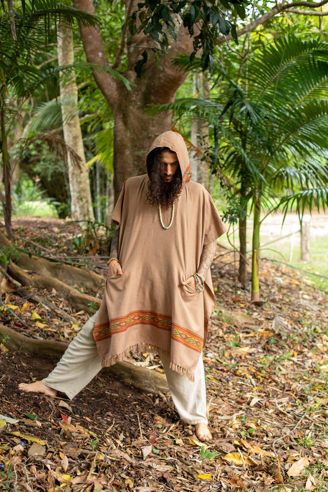 AJJAYA UPEKKHA Poncho con capucha marrón para hombre largo de lana de cachemir con bordado tribal, capucha grande, bolsillos, hippie, primitivo, gitano, boho