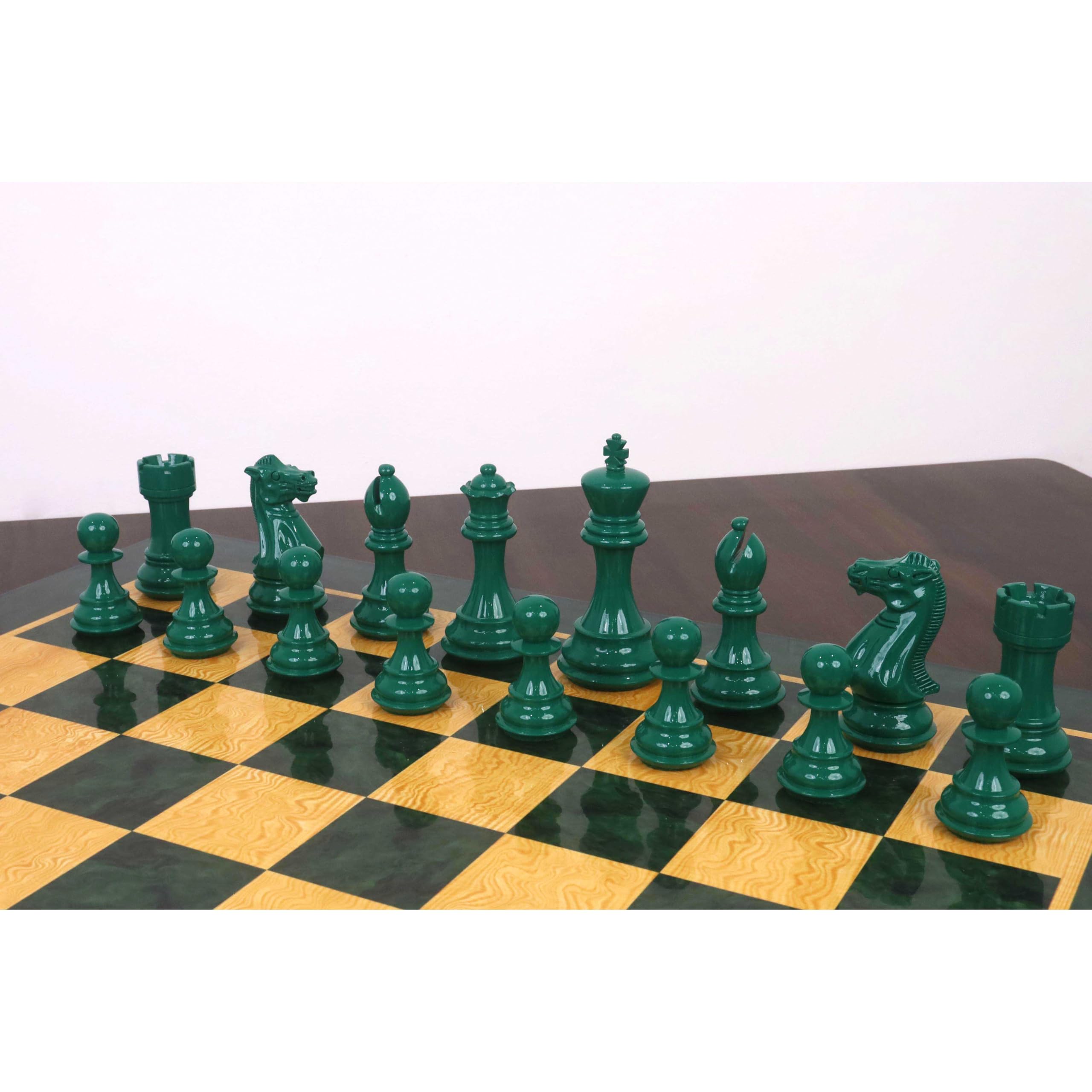 Royal Chess Mall - Set di scacchi in legno verniciato verde e bianco con pesi Pro Staunton da 4,1 pollici - Solo pezzi degli scacchi