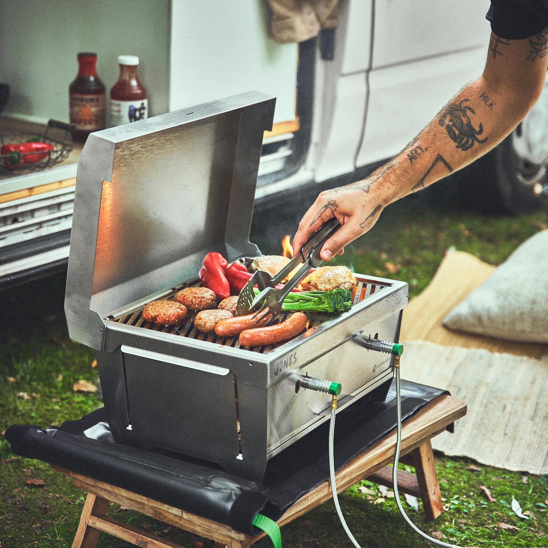 BURNHARD® Camping Gasgrill JONES Edelstahl Klappgrill mit Deckel 2-Brenner 6,4 kW inkl. Transporttasche mit Rucksackfunktion und Multitool, Faltgrill ideal für Camping