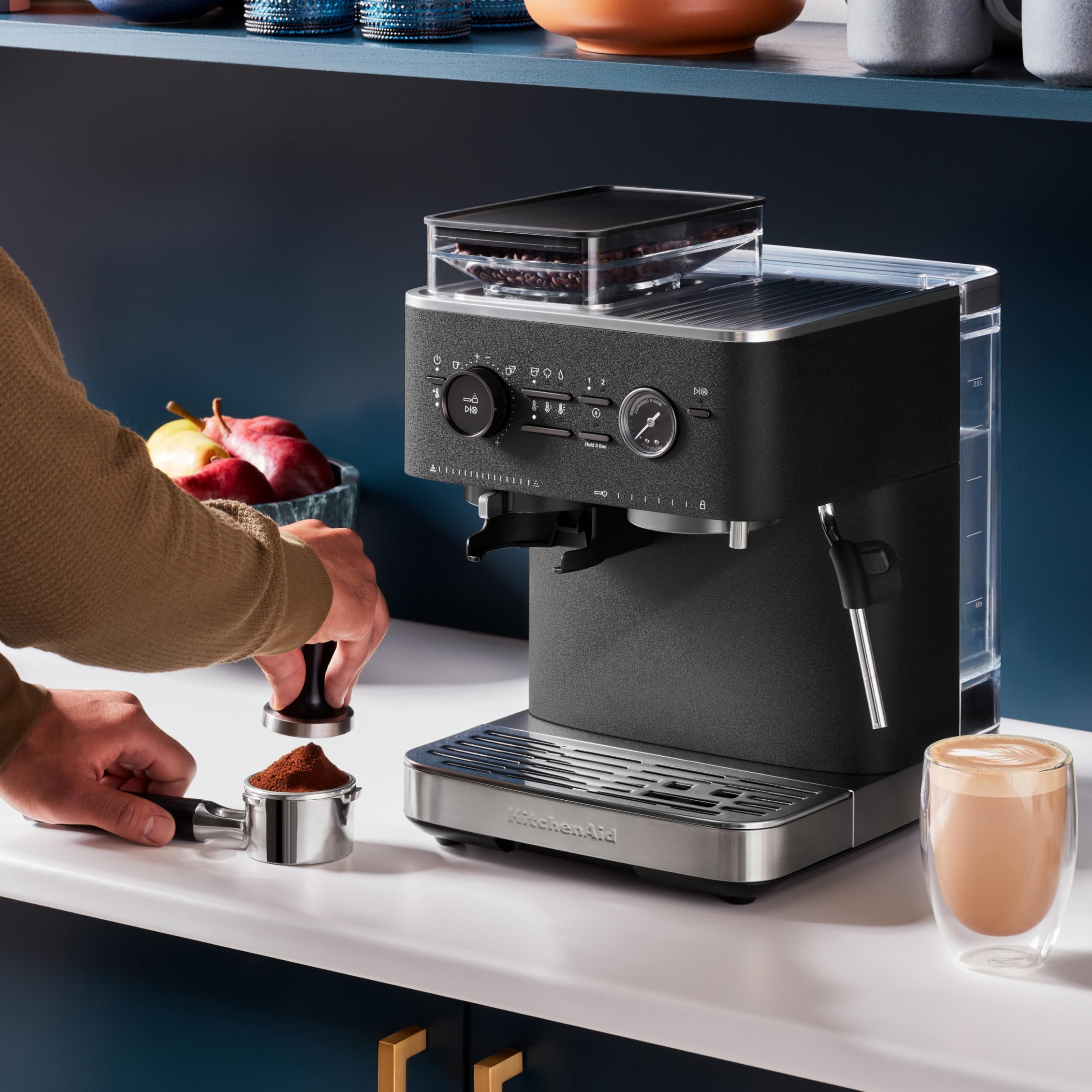 KitchenAid Machine a Café Grain - Machine à expresso semi-automatique - Machine Expresso et Cappuccino avec broyeur à café conique intégré - pot à lait 355 ml - Truffe noire