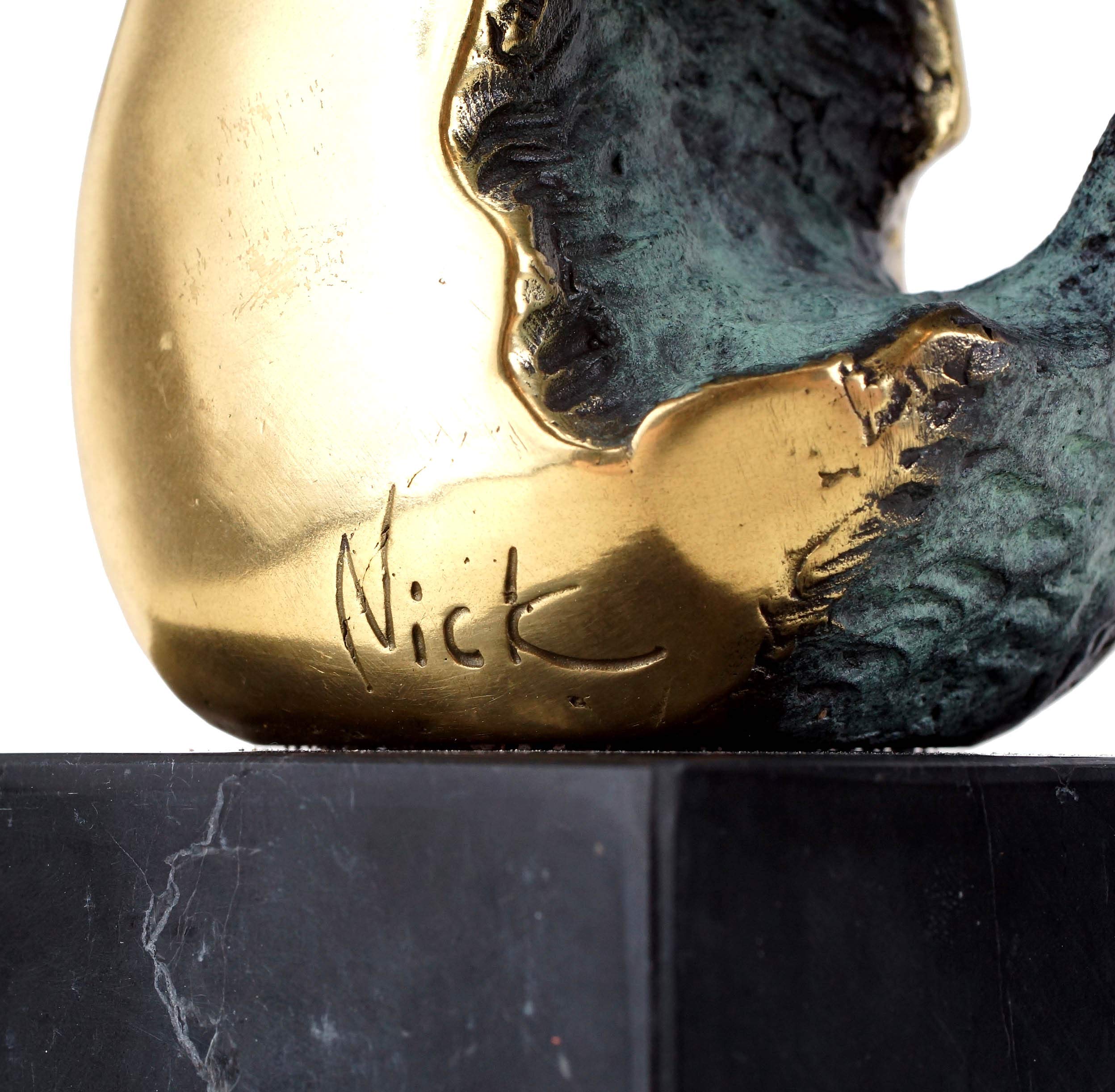 Kunst & Ambiente - Modern Art - The Sitting One - Moderne Bronzefigur - signiert Nick - Bronzeskulptur auf Mamorsockel - Höhe: 30 cm - Gold - grüne Patina - abstrakte Plastik