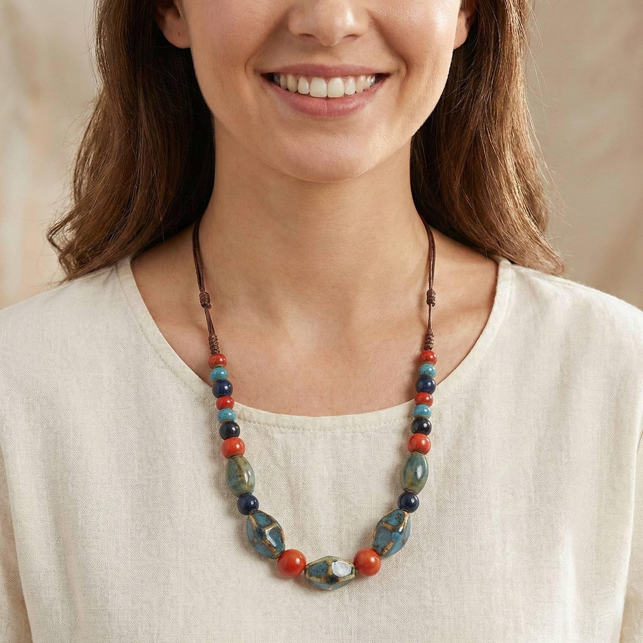 Avalaya Collier avec perles en céramique dégradées et cordons en soie marron/bleu poussiéreux, rouge/bleu foncé, taille unique, Céramique Cordons