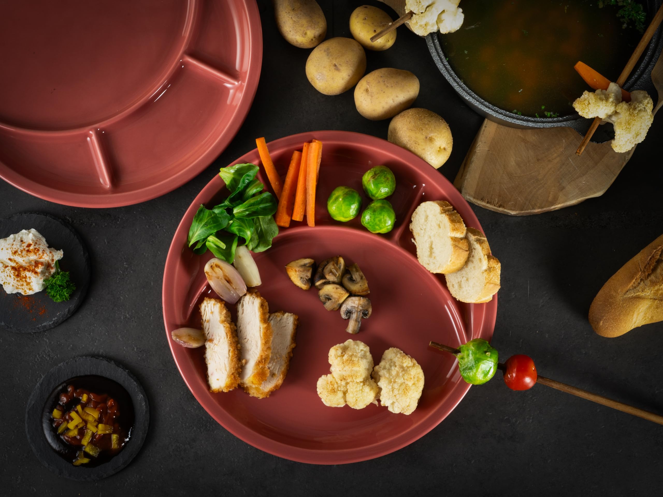 Creatable, 22925 Série Universal Lot de 4 assiettes à fondue en porcelaine pour 4 personnes Rouge Fabriqué en Pologne