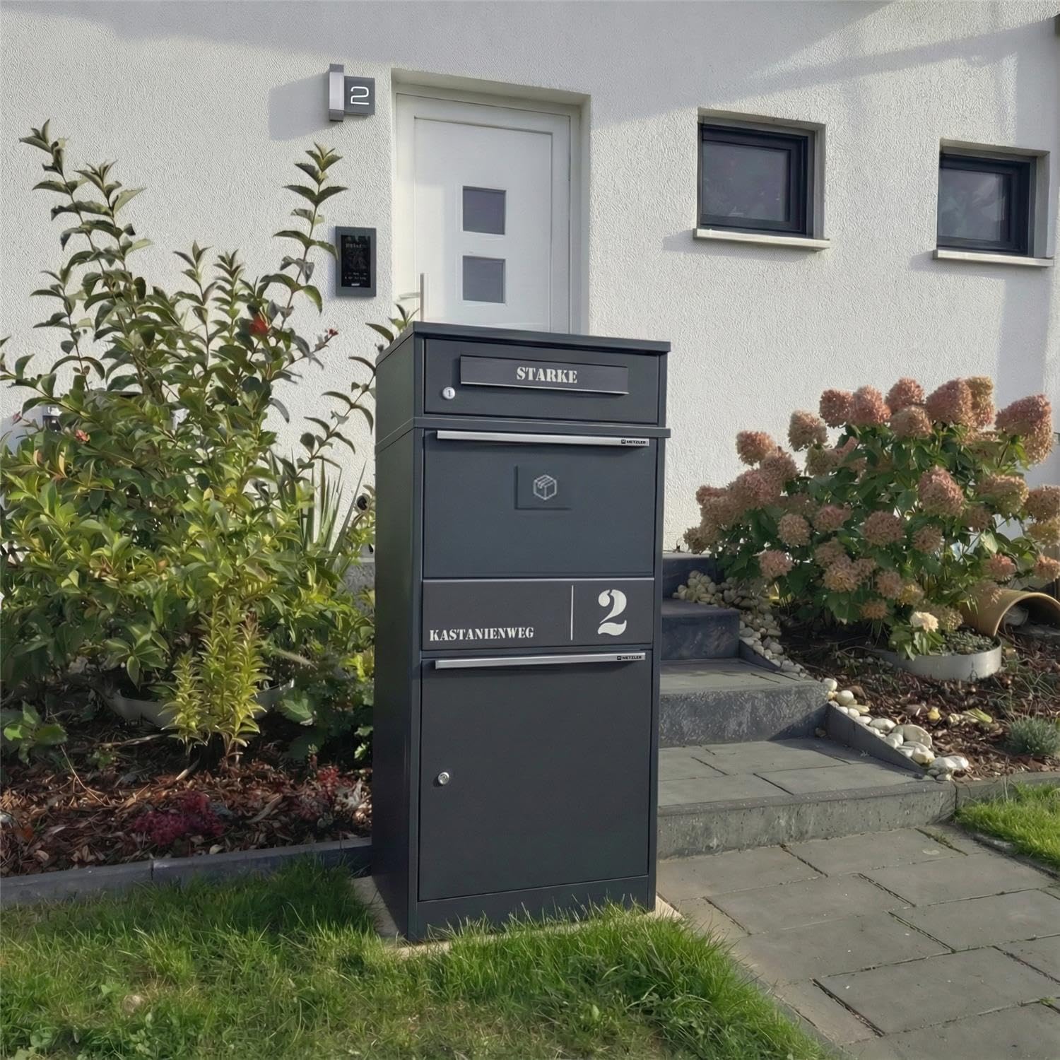 Metzler Paketbox draussen groß in Anthrazit - Briefkasten mit Paketfach personalisiert mit Gravur - Standbriefkasten mit Edelstahl Namensschild pulverbeschichtet in RAL 7016 rostfrei und massiv