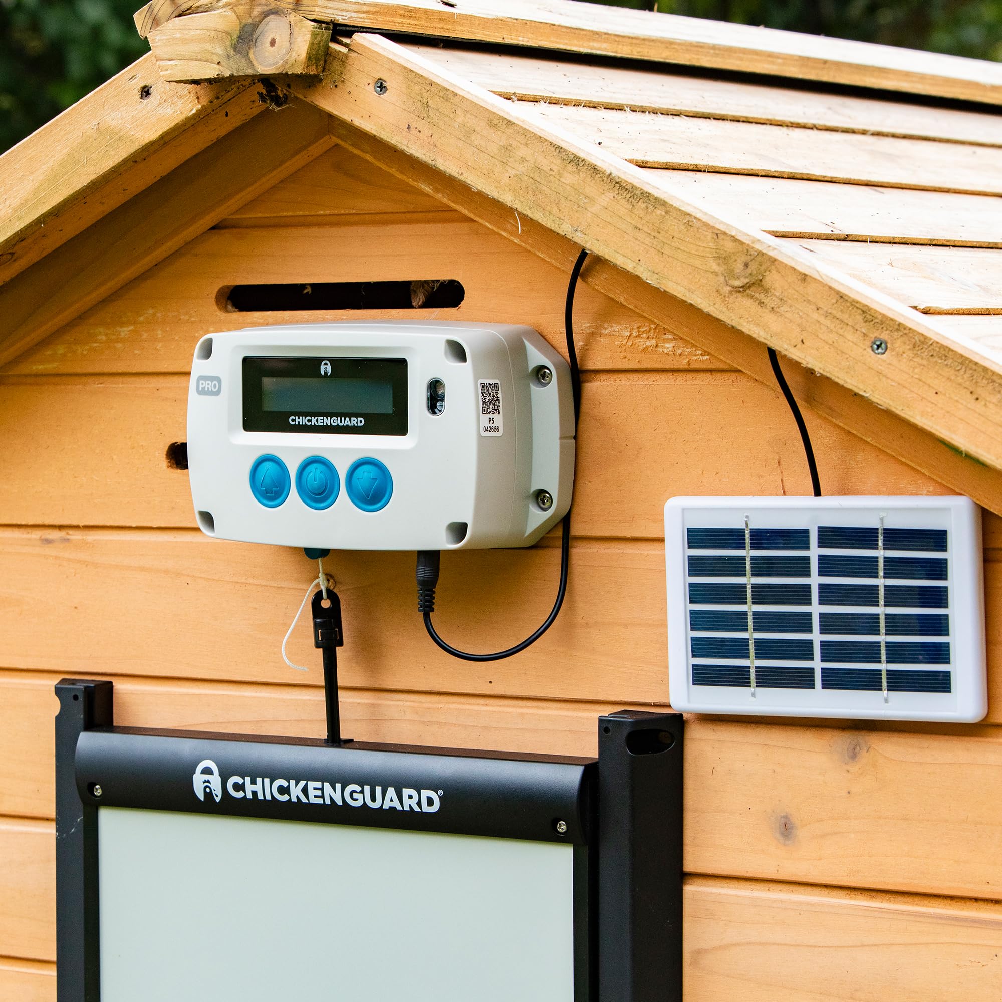 Automatyczne otwieranie drzwi kurnika, timer/czujnik światła ChickenGuard "PRO Solar Combi", zestaw paneli słonecznych w zestawie oraz samoblokujące się drzwi aluminiowe przeciw drapieżnikom
