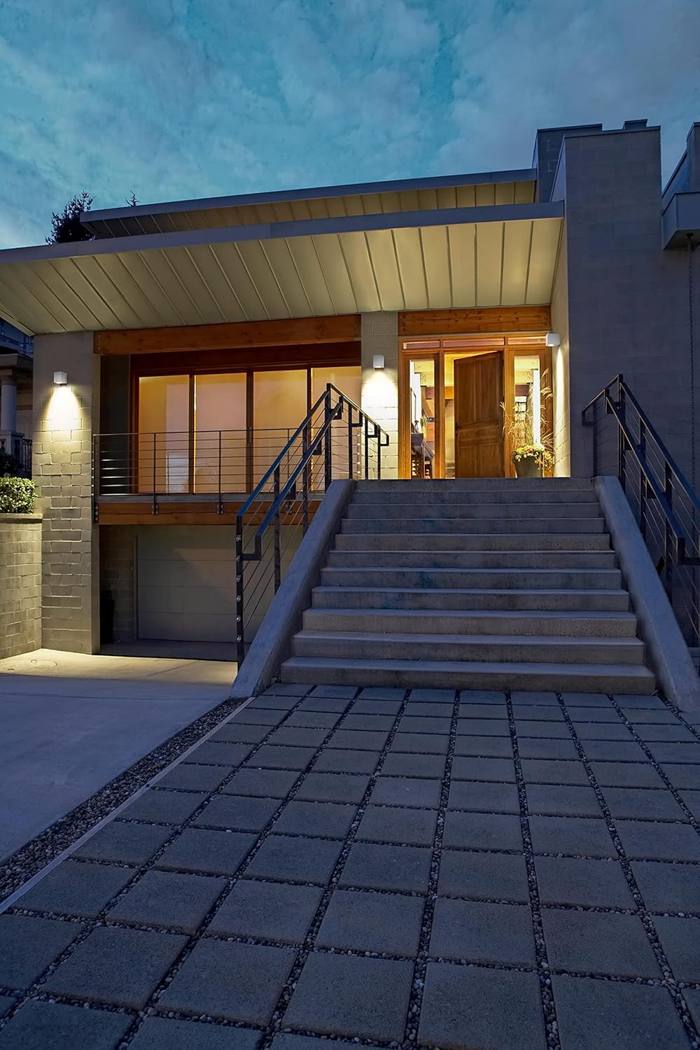 LEDVANCE ENDURA Classic Square Down жарыктары түнкүсүн сырткы имараттын фасадына орнотулган