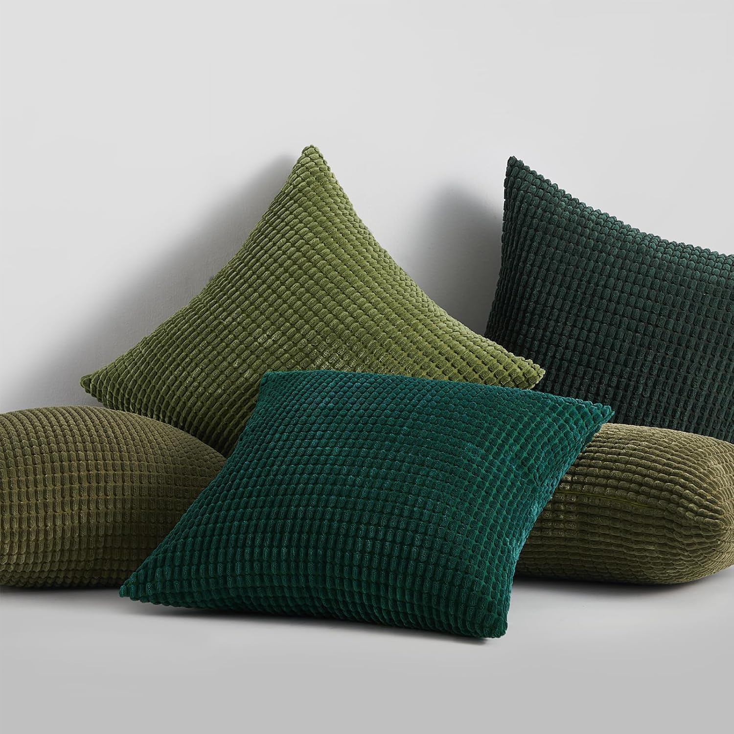 4er Set Kissen-Bezug inklusive Füllung, Modell Sven, Kord Samt Sofakissen Farbverlauf abgestimmit Couchkissen Dekokissen Zierkissen Kopfkissen, mit Reisverschluss, weich & angenehm (Grün, 50 x 50 cm)