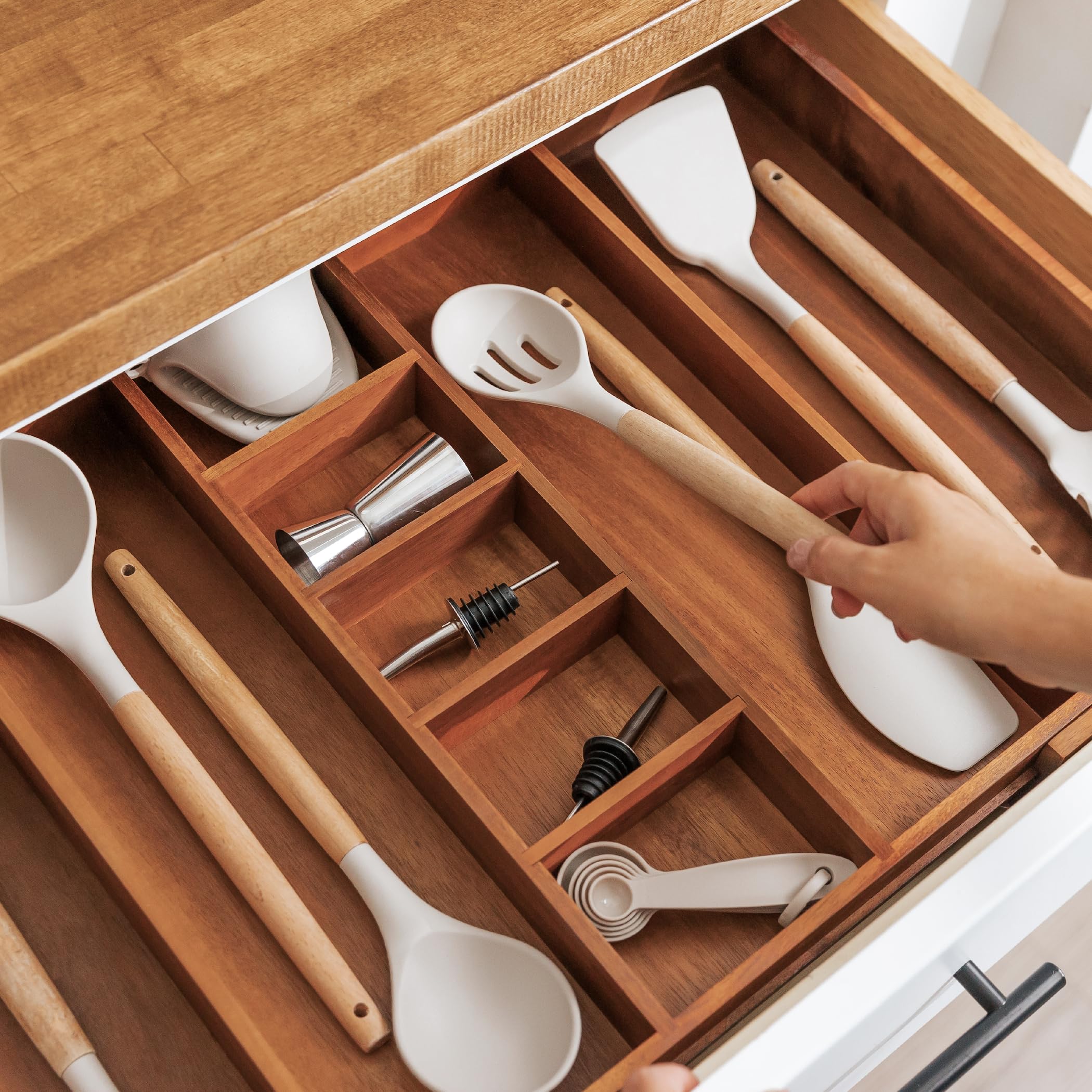KitchenEdge Regulowany organizer do szuflad kuchennych na przybory i odpady, wysuwany od 40 do 71 cm szerokości, 9 przegródek, bezpieczny dla żywności, 100% akacji, z szeroką gamą szuflad.