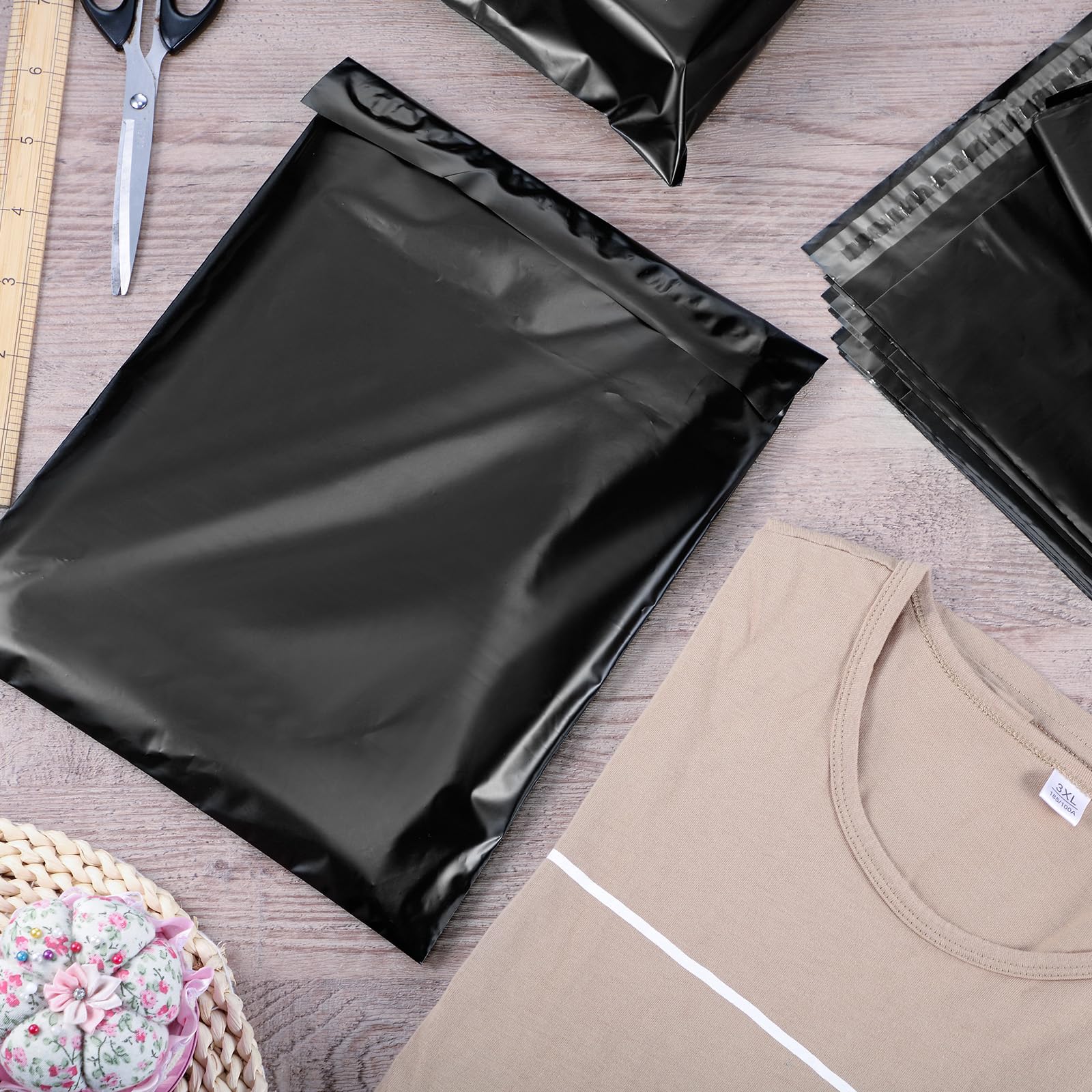 Outus Lot de 240 enveloppes d'expédition autocollantes imperméables et indéchirables en polyéthylène de 6 tailles assorties pour vêtements, livres, cadeaux (noir)