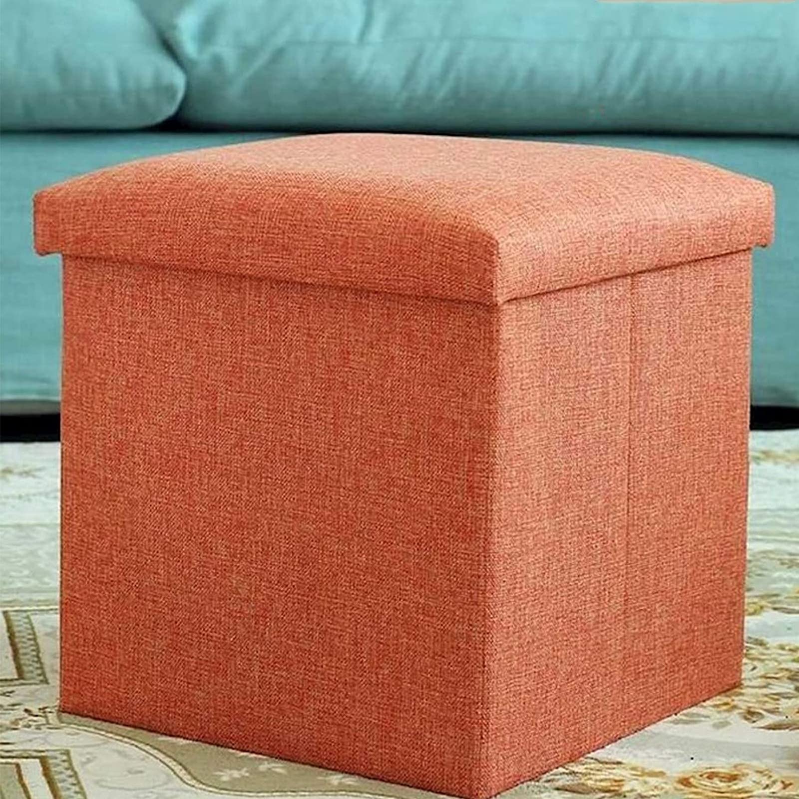 Tabouret repose-pied cube pour un couloir ordonné et un salon cosy