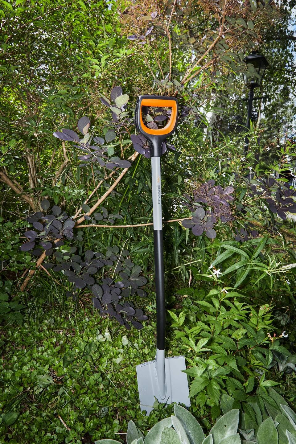 Fiskars Gärtnerspaten für harte, steinige Böden, Spitz, Länge: 120 cm, Verstärktes Borstahl-Blatt, Schwarz/Orange, Xact, 1066729