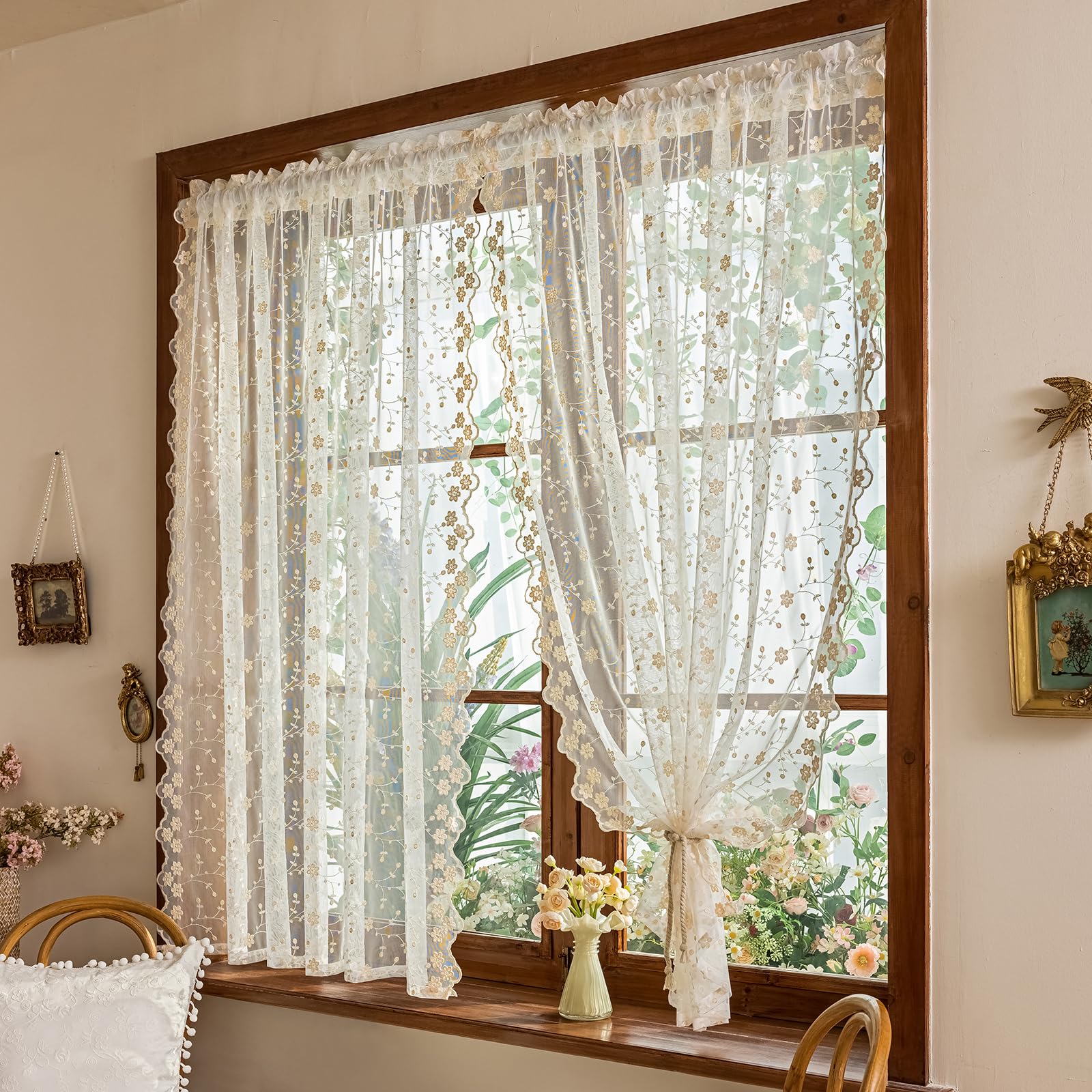 KnBoB Küchengardine Kurz, Bistrogardine Voile, Scheibengardinen mit Pflaumenblüten-Muster, Halbtransparent, Landhausstil, Stangendurchzug, 175x140 cm, Beige