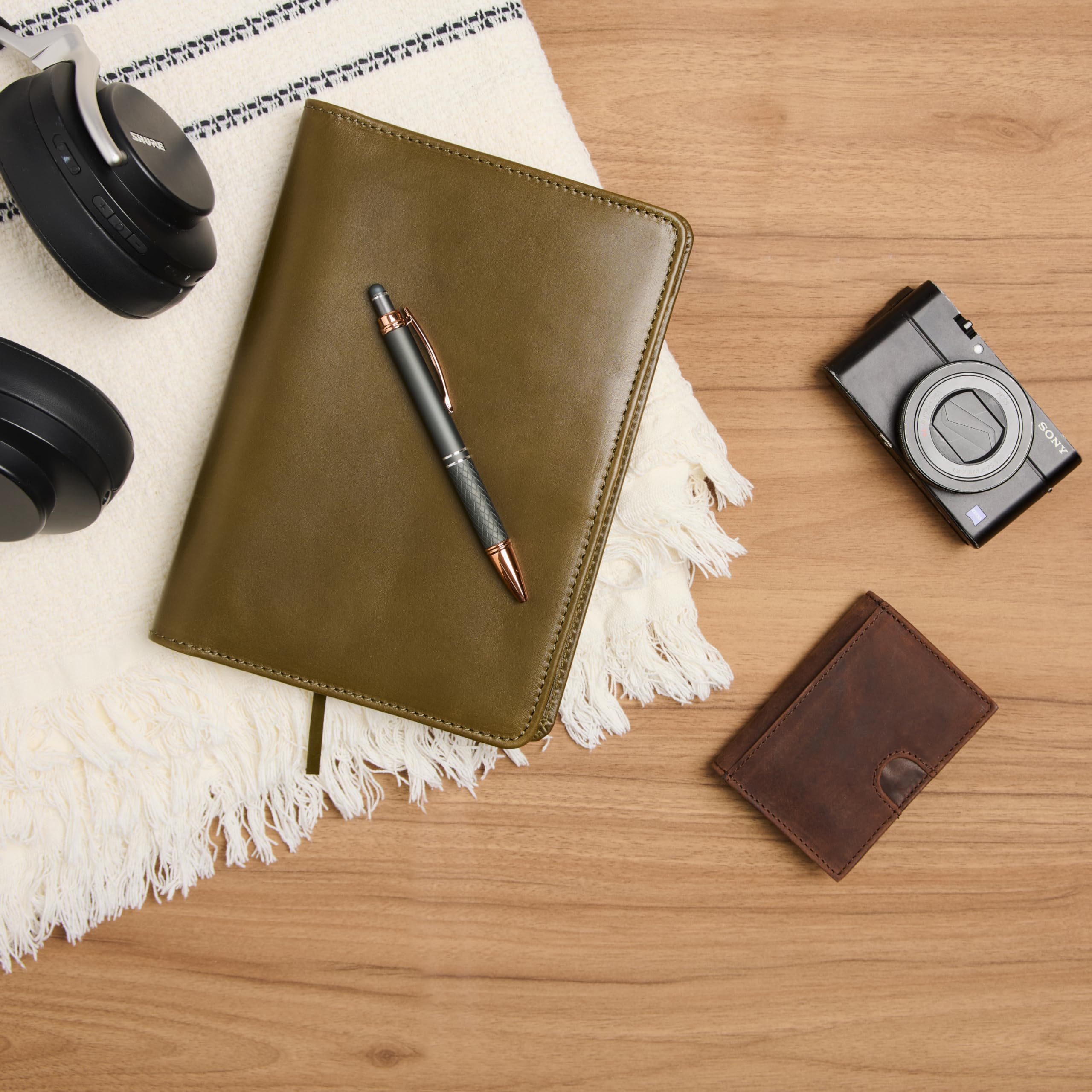 Theodore Copertina in pelle formato A5 – Premium Padfolio per notebook 5,5 x 9 pollici, tasca per carte, portapenne, segnalibro e telefono (verde oliva)