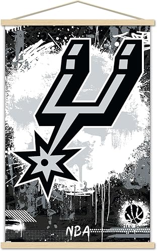 Trends International NBA San Antonio Spurs - Póster de pared Maximalist Logo 23, 22.37 x 34.00 pulgadas, paquete de impresión y colgador de madera