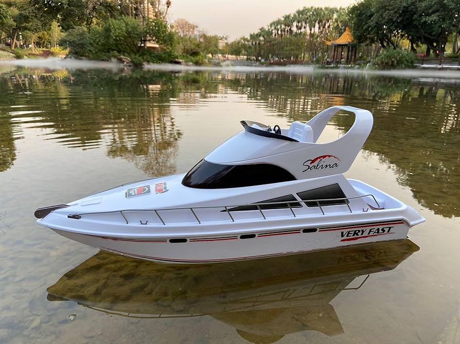 ヨット？のラジコン の ジャンク品 大きいです。 Amazon.co.jp: 巨大なリモートコントロールクルーズ船27.5インチ高速