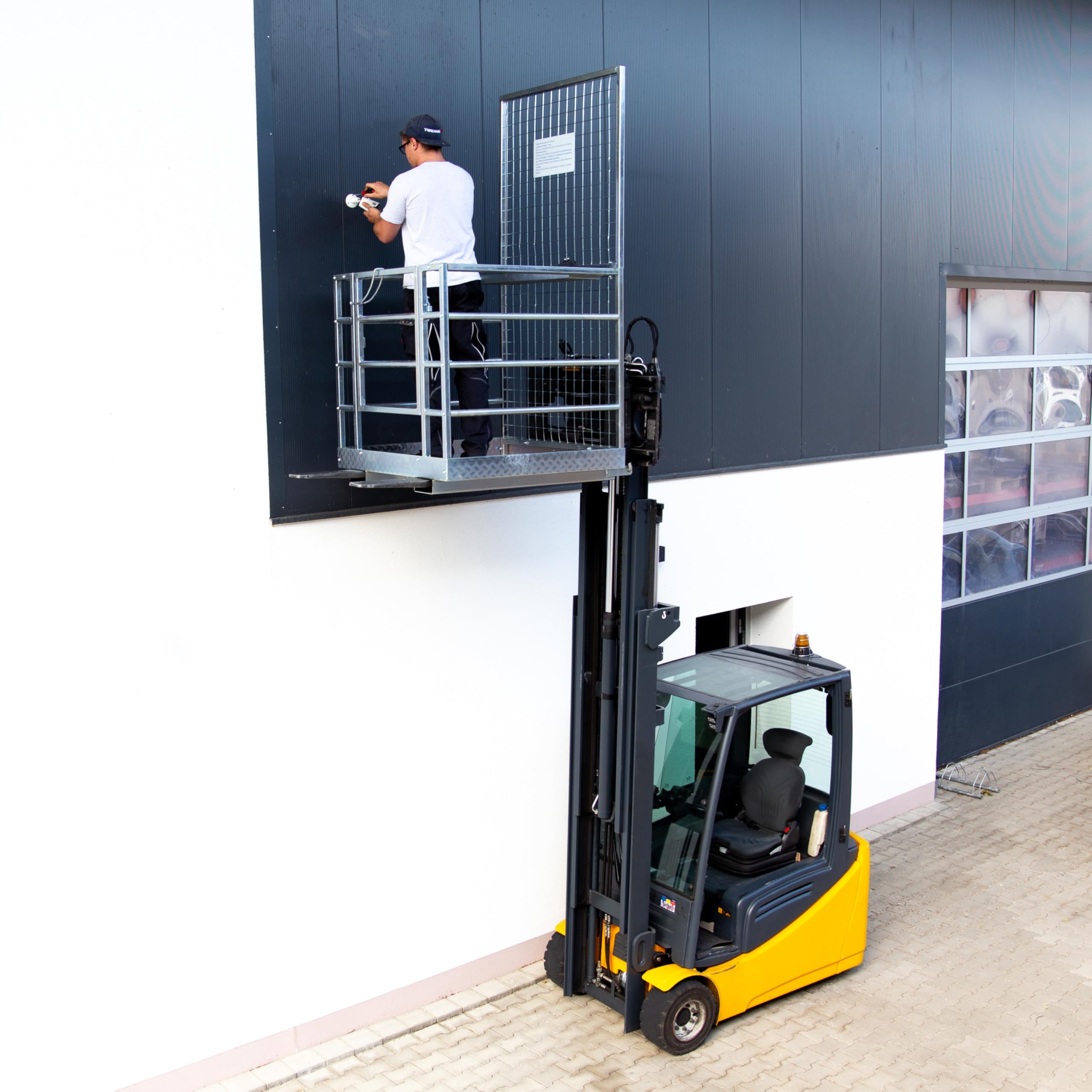 Pallit Piattaforma per carrelli elevatori zincata | portata 250 kg | dimensioni 1150 mm x 1080 mm | cesto di sicurezza