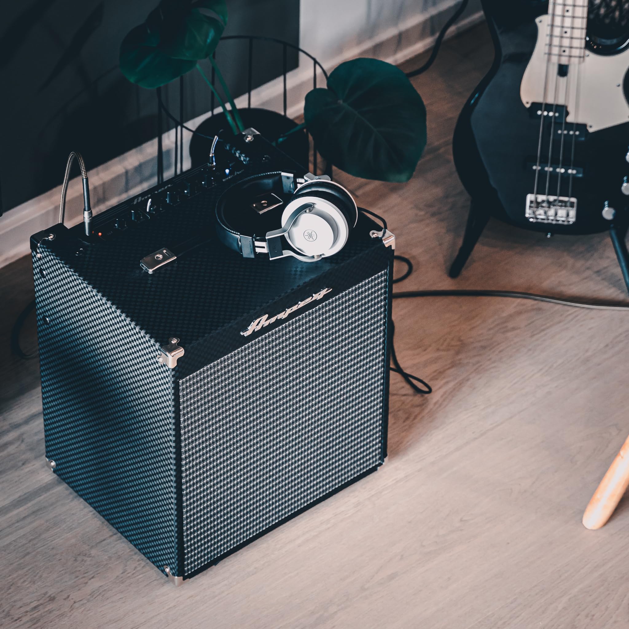 AMPEG RB-110 Combo per Basso – Amplificatore da Studio 50W con Storico Preamp AMPEG, Overdrive SGT, EQ a 3 Bande, Ingresso AUX, Uscita Cuffie, Line Out XLR e Speaker 1x10" – Nero