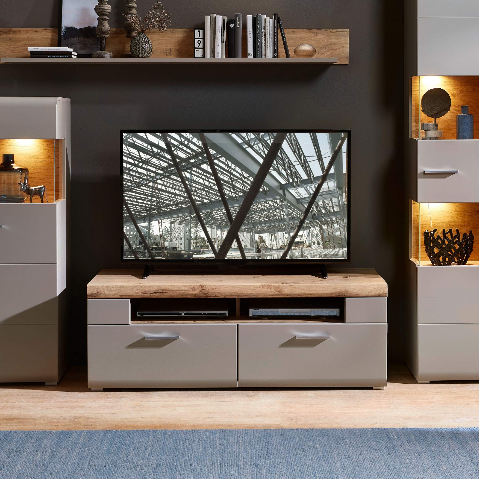 Stella Trading Plus 2 Mueble de TV en basalto con Bonita decoración de Roble Superior – Tabla Baja salón – 140 x 51 x 47 cm (Ancho x Alto x Profundidad)