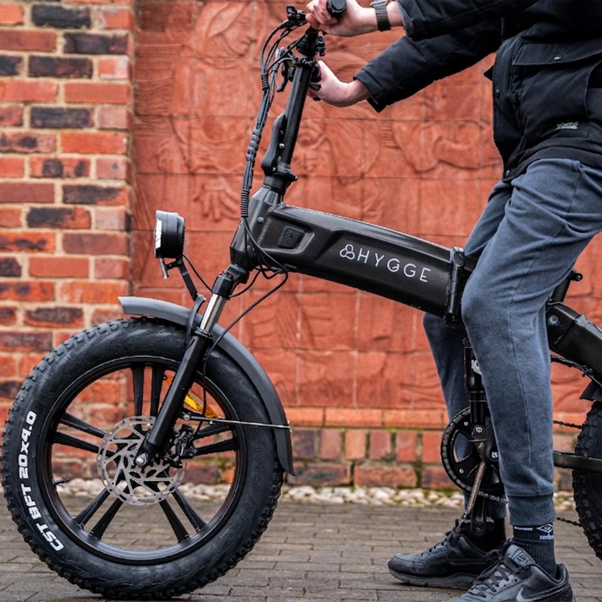Hygge Bikes Sorø Vélo électrique pliable tout-terrain 50,8 x 10,2 cm, noir obsidienne, 7 vitesses, cadre en aluminium, double suspension, moteur 250 W avec portée de 80 km