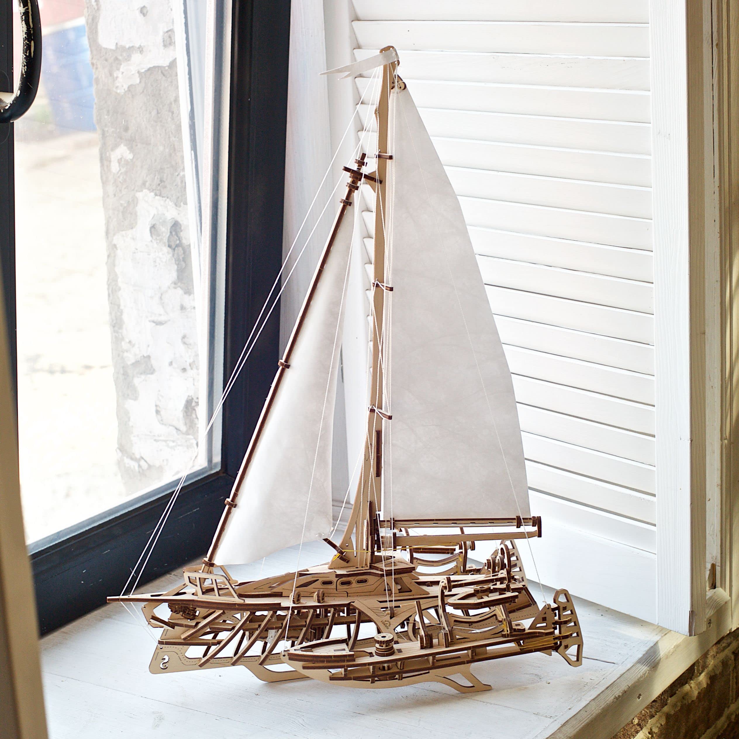 UGEARS Trimaran Merihobus to 3D układanka dla dorosłych - zestaw drewnianego żaglowca - zestawy rzemieślnicze dla dorosłych - duże zestawy modeli - zestaw do budowy z drewna