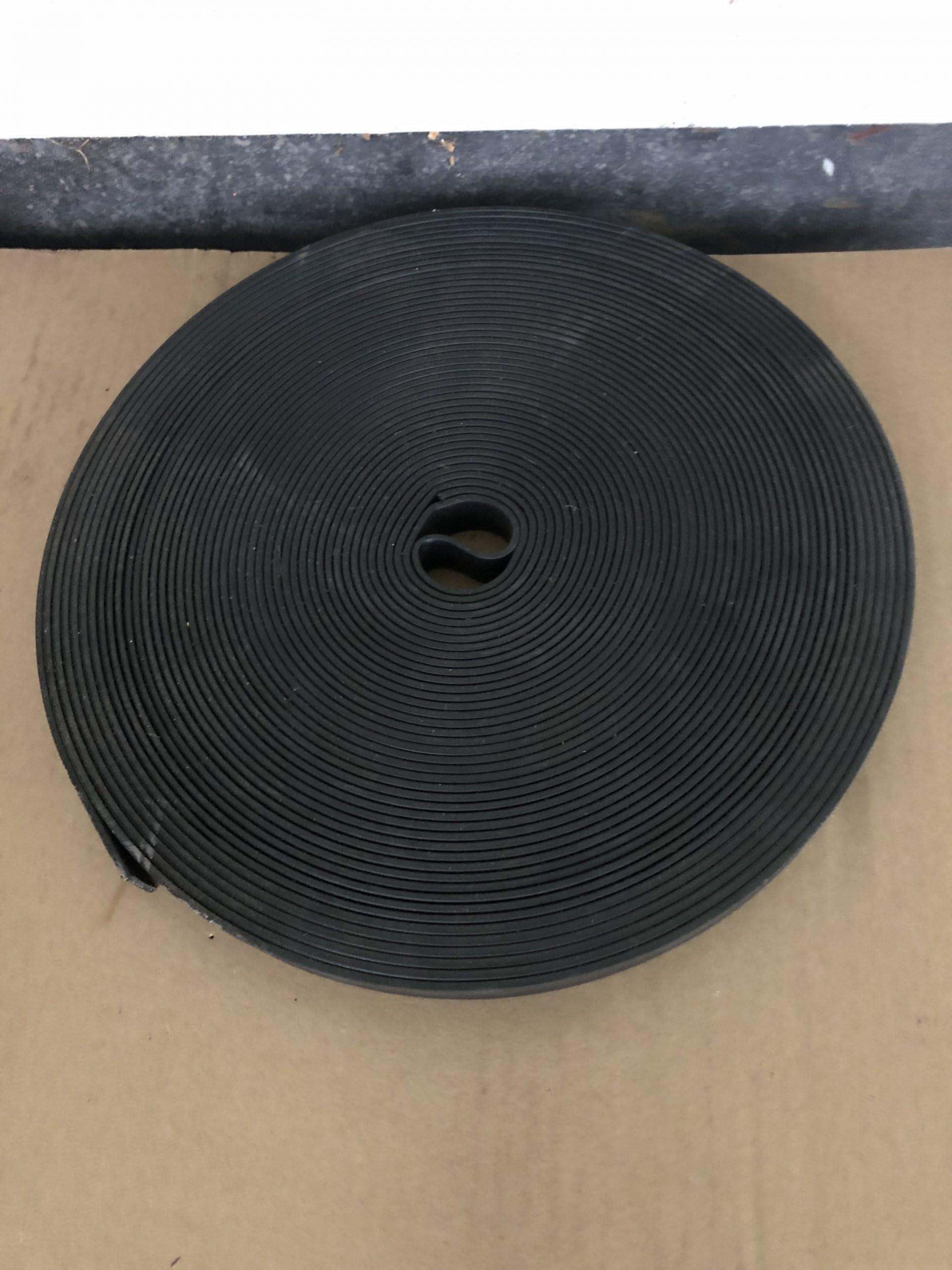 Sangle en Caoutchouc Recyclable pour Arbres - Robuste, Non étrangleuse, résistante aux intempéries, Largeur 2,5 cm x Longueur 25 mètres - Idéale pour Le tuteurage et Le Soutien
