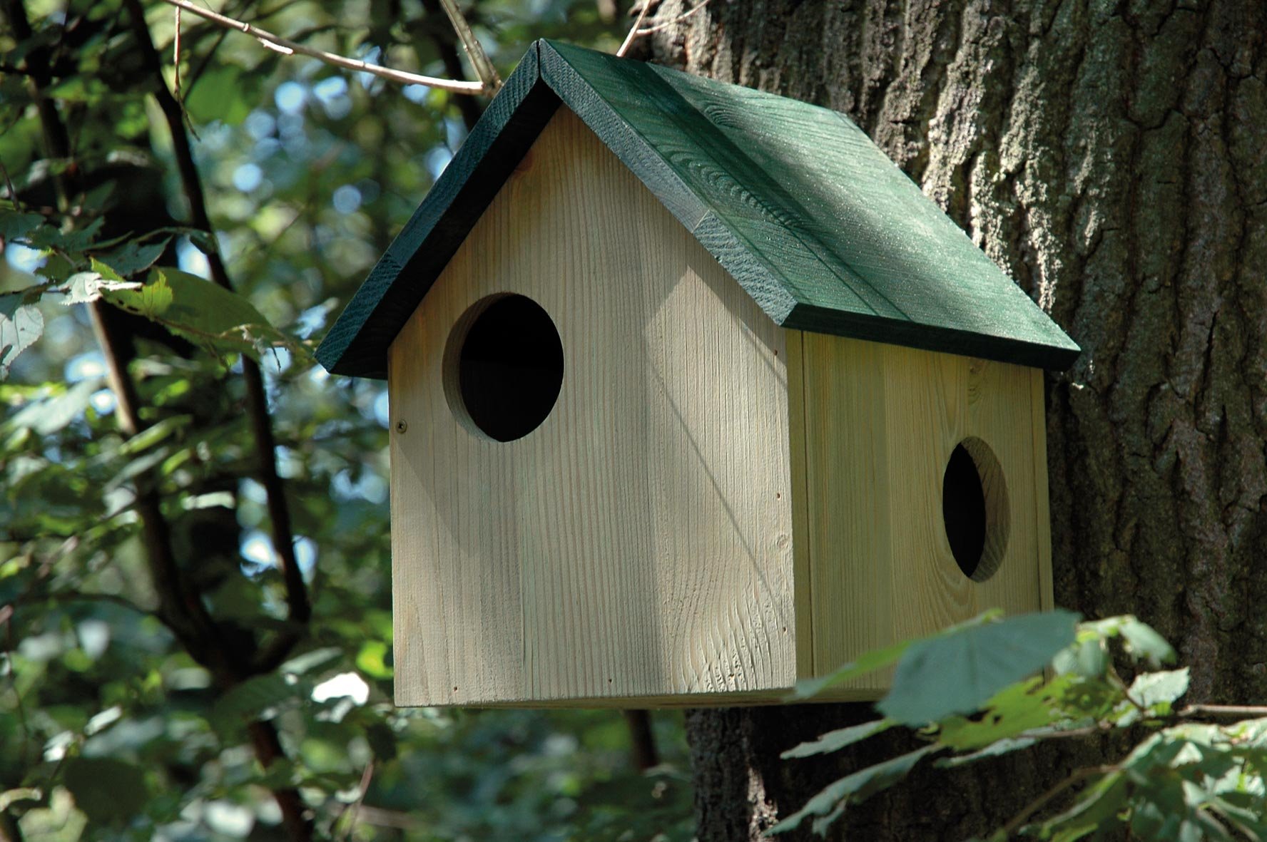 dobar® 22221 Eichhörnchenkobel - Eichhörnchenhaus aus Massivholz - Futterhaus für Eichhörnchen - Eichhhörnchen Schlafhaus mit 3 Eingängen - 25 x 26 x 28,5 cm - Grün