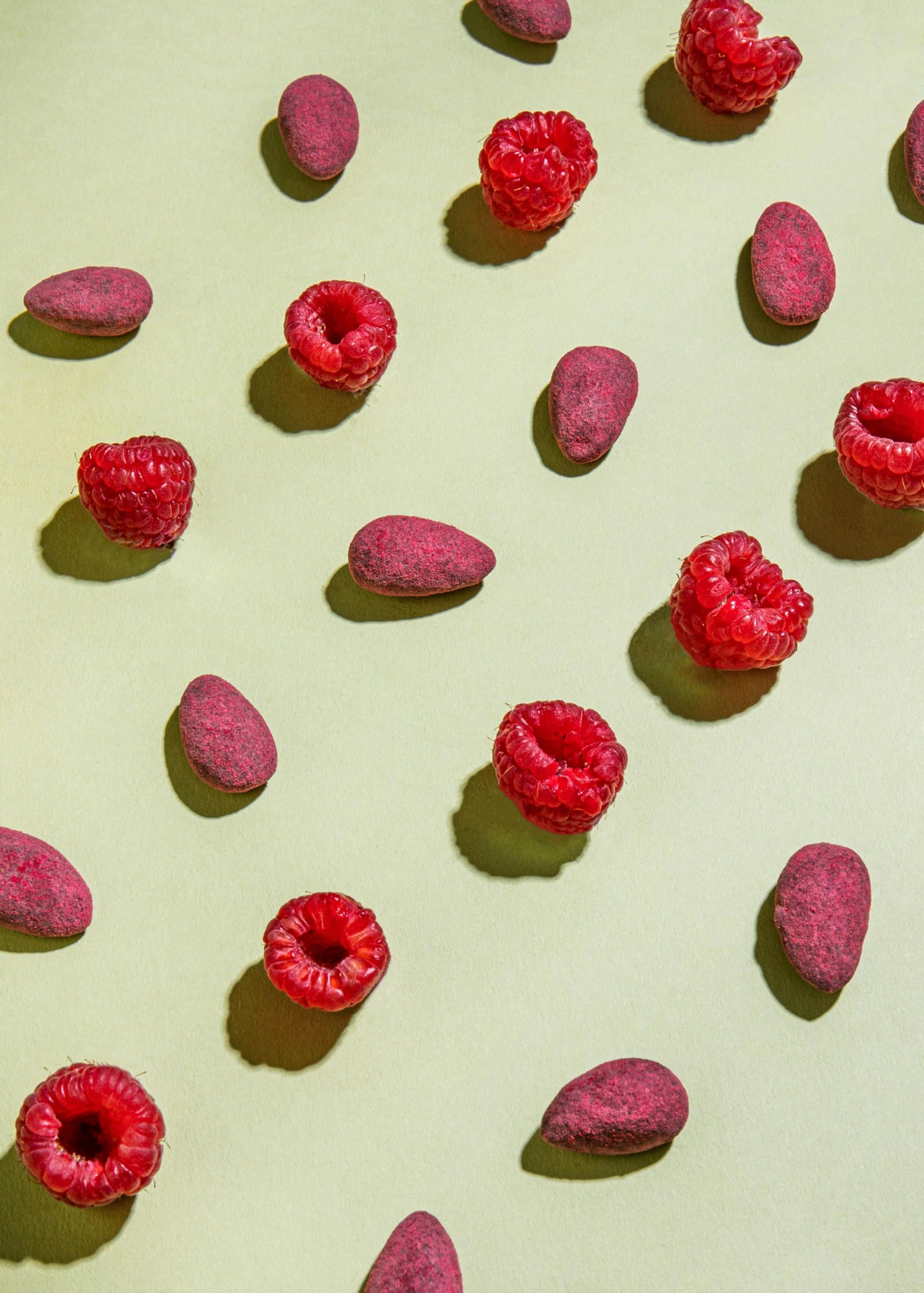 KoRo - Amandes au chocolat poudre de framboises lyophilisées 1 kg - Une tentation chocolatée