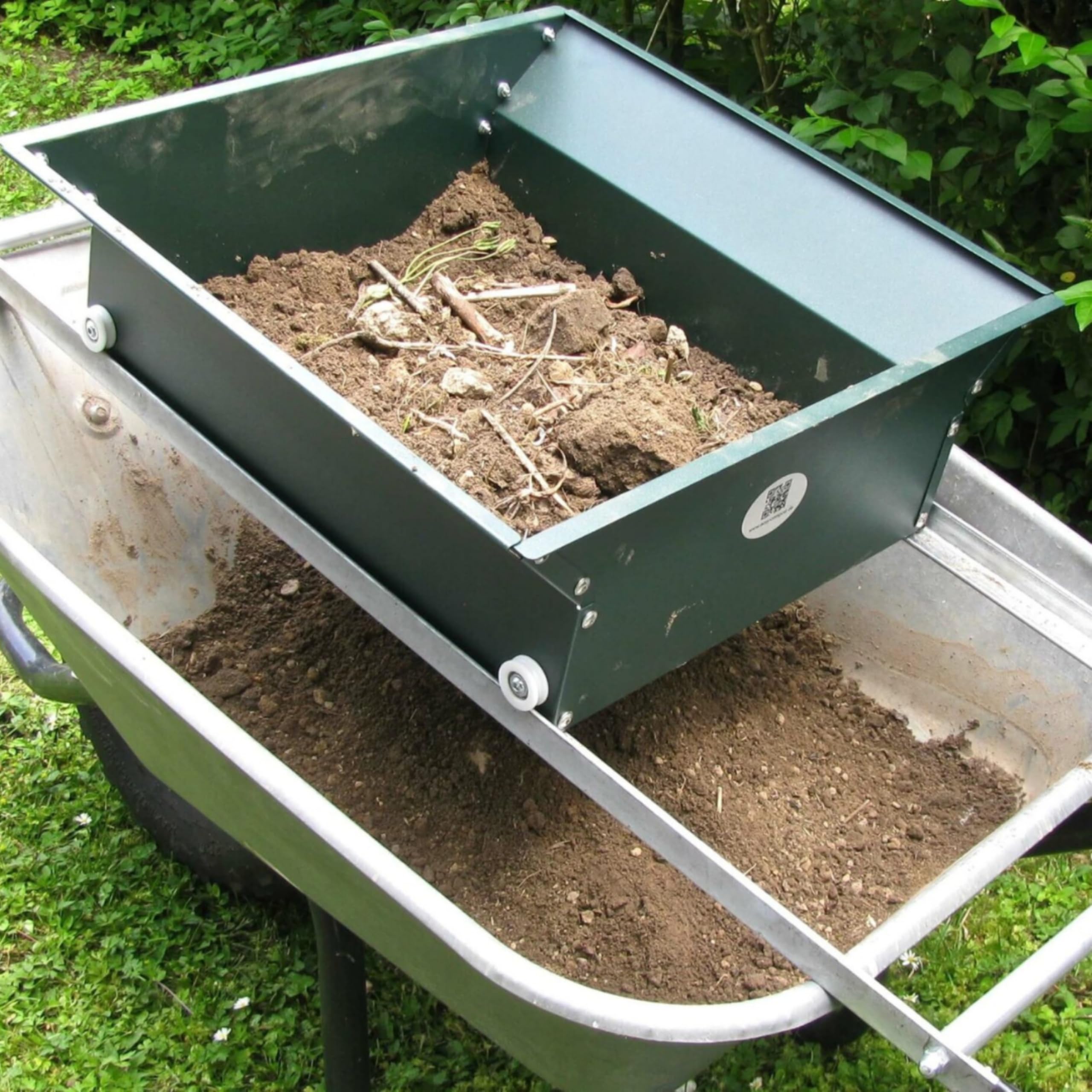 II Kompostsieb Gartensieb passt auf Jede Schubkarre – Mühelose Trennung von Erde, Kies & Sand – Robustes, rostgeschütztes Erdsieb – Allwettertauglich & langlebig für Gartenprofis