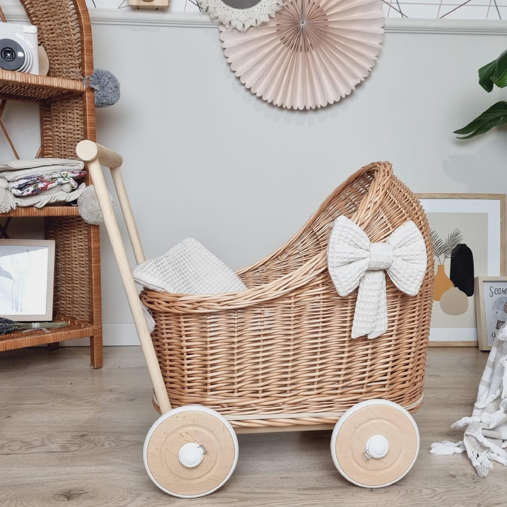 WIKLIBOX Wiklinowy Wózek Dekoracyjny Retro – Ręcznie Pleciona Ozdoba Boho – Idealny Prezent na Roczek i Pierwsze Urodziny – Naturalny Rekwizyt do Sesji i Dekoracja Pokoju – Handmade w Polsce