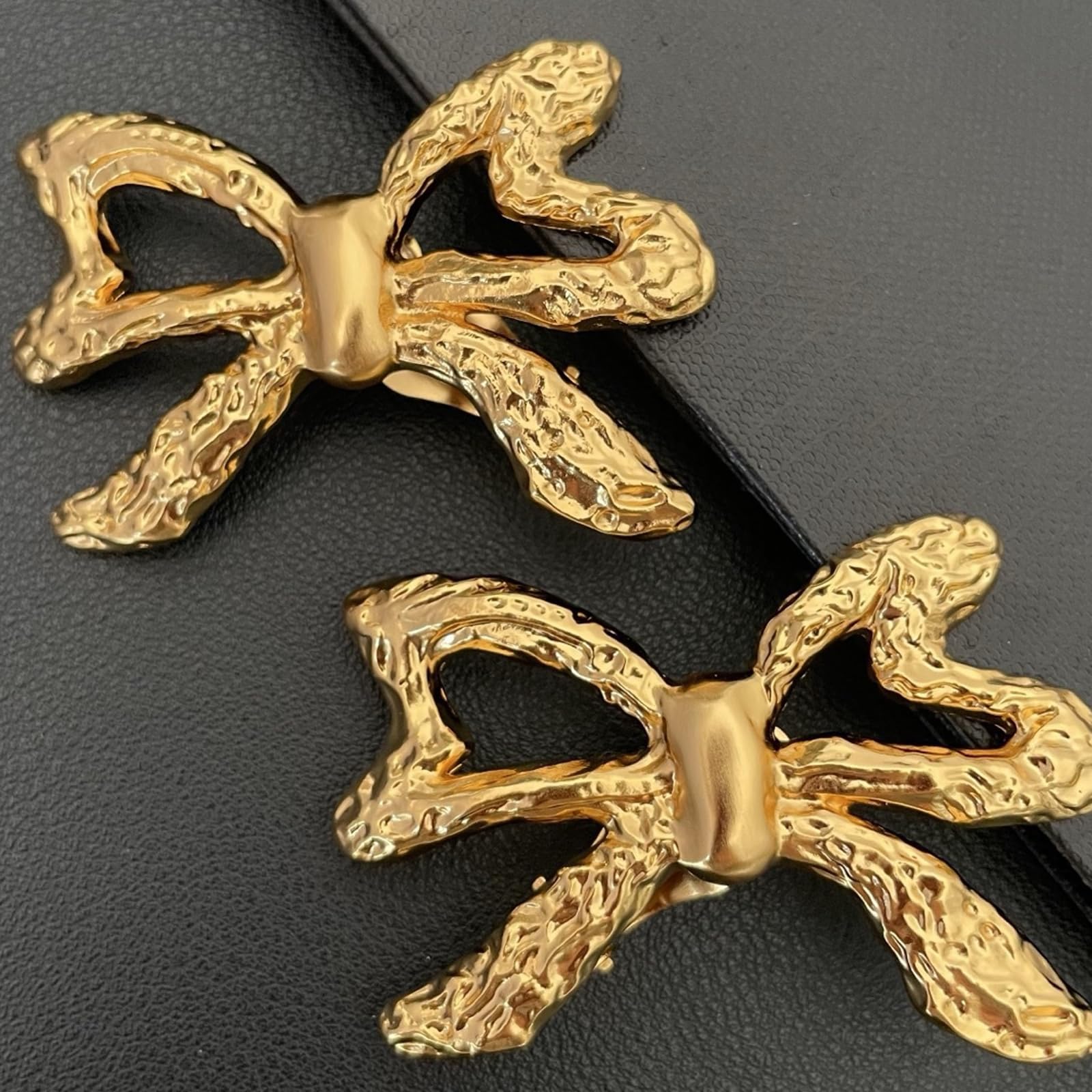 Orecchini a clip minimalisti a forma di fiocco, da donna, realizzati in robusto rame, orecchini tradizionali con design curvato