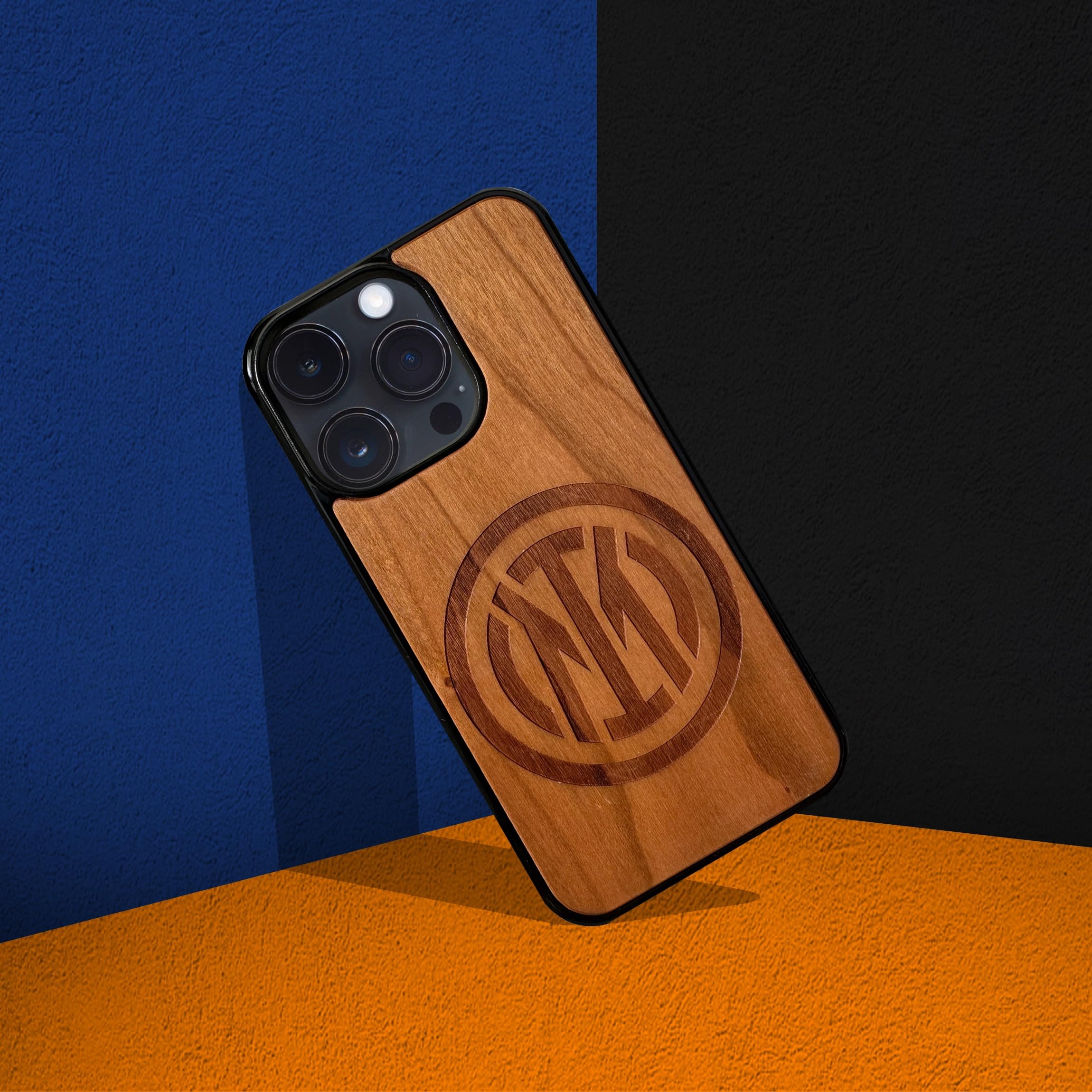 Iconic Puzzles, Inter Cover Ufficiale in Legno 100% sostenibile, compatibile con iPhone 15 Pro, Resistente, Idea Regalo